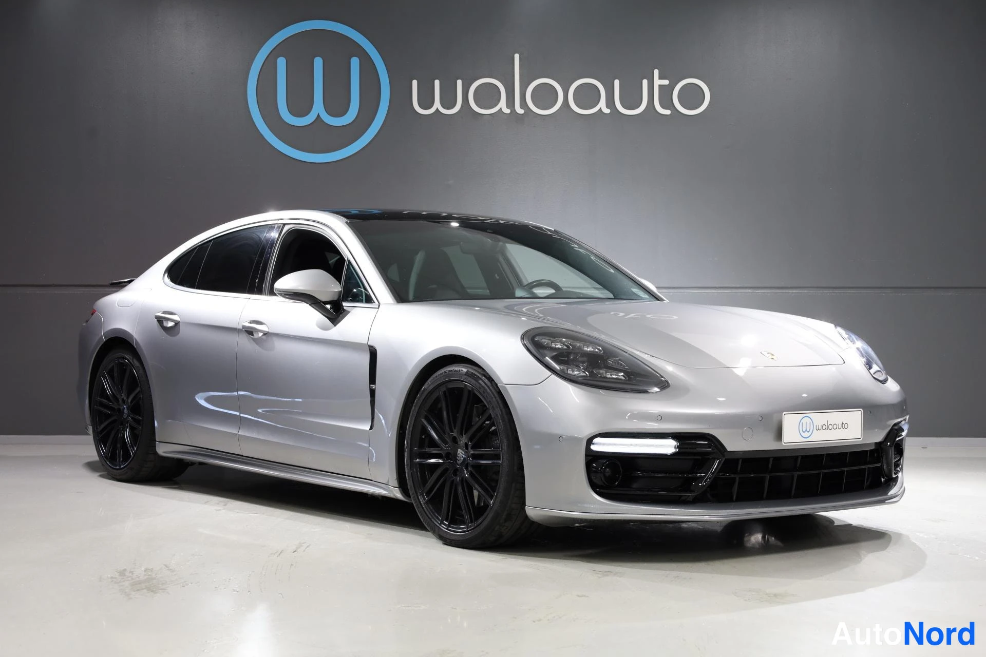 Harmaa Porsche Panamera 2018, etuviisto, keula oikealle, kuva 2