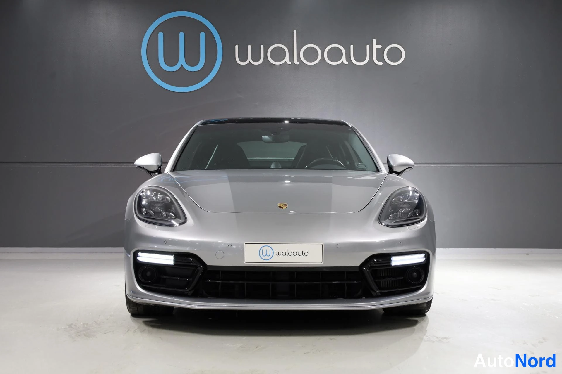 Harmaa Porsche Panamera 2018, edestä, kuva 3