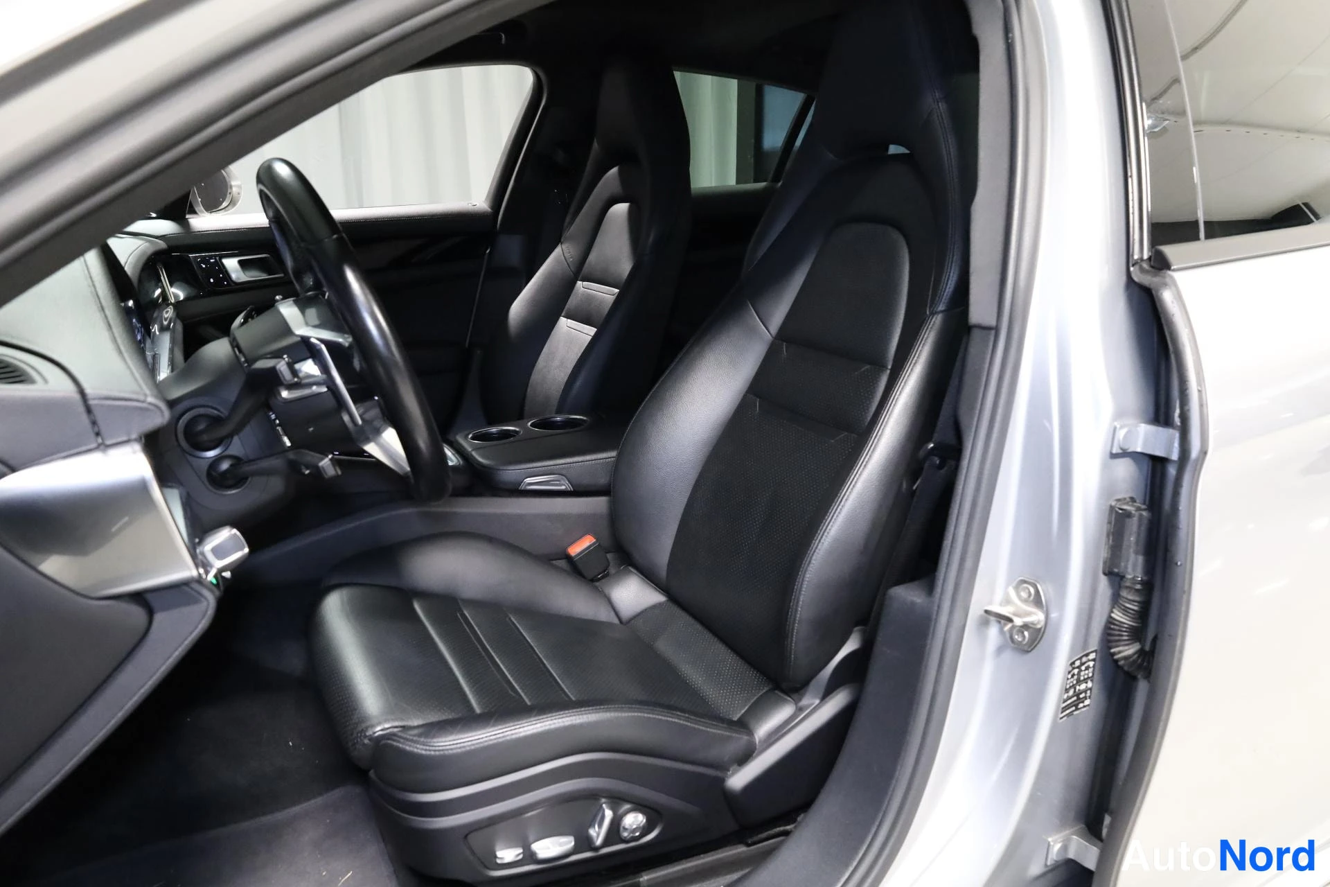 Harmaa Porsche Panamera 2018, etuistuimet, kuva 14