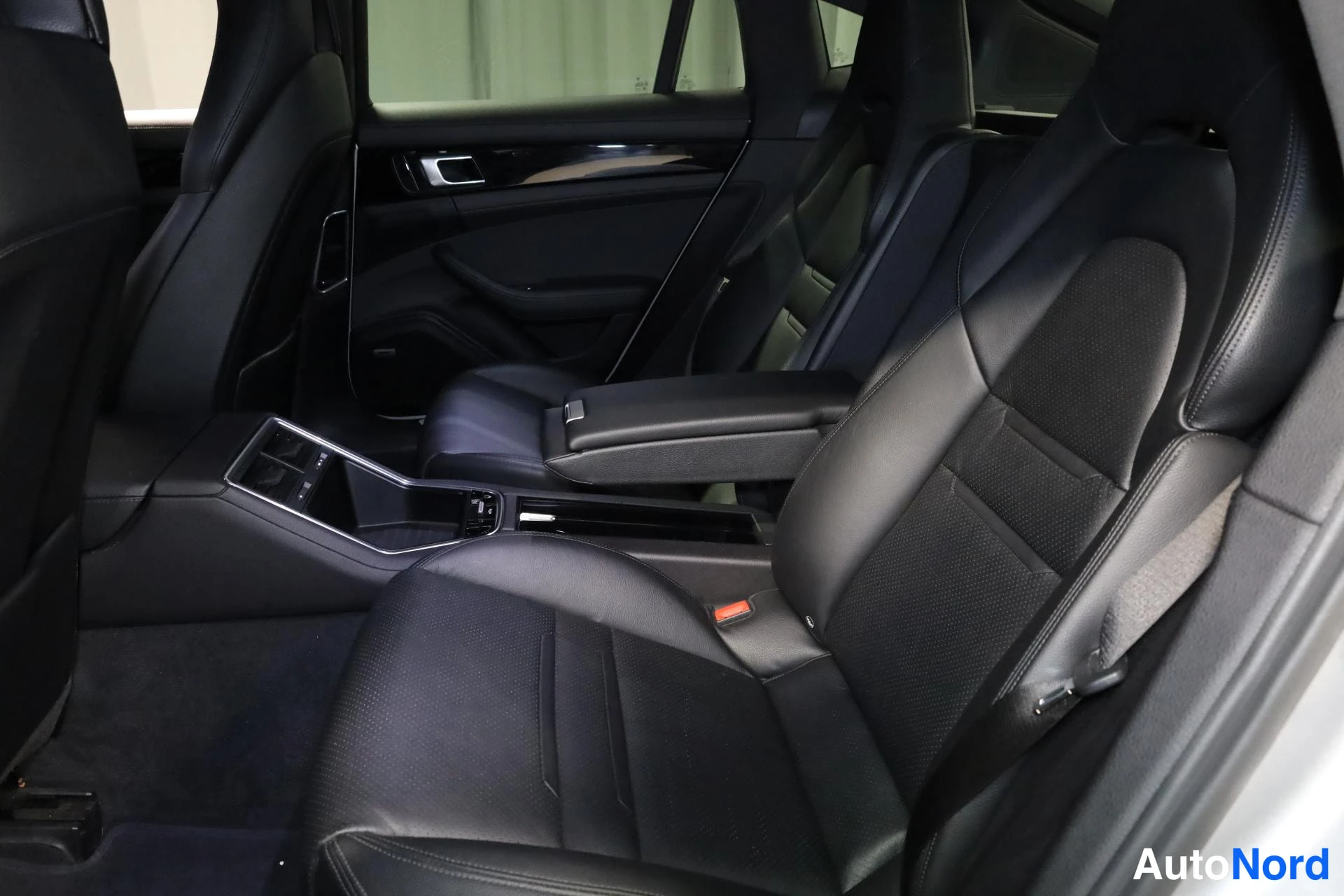 Harmaa Porsche Panamera 2018, etuistuimet, kuva 15