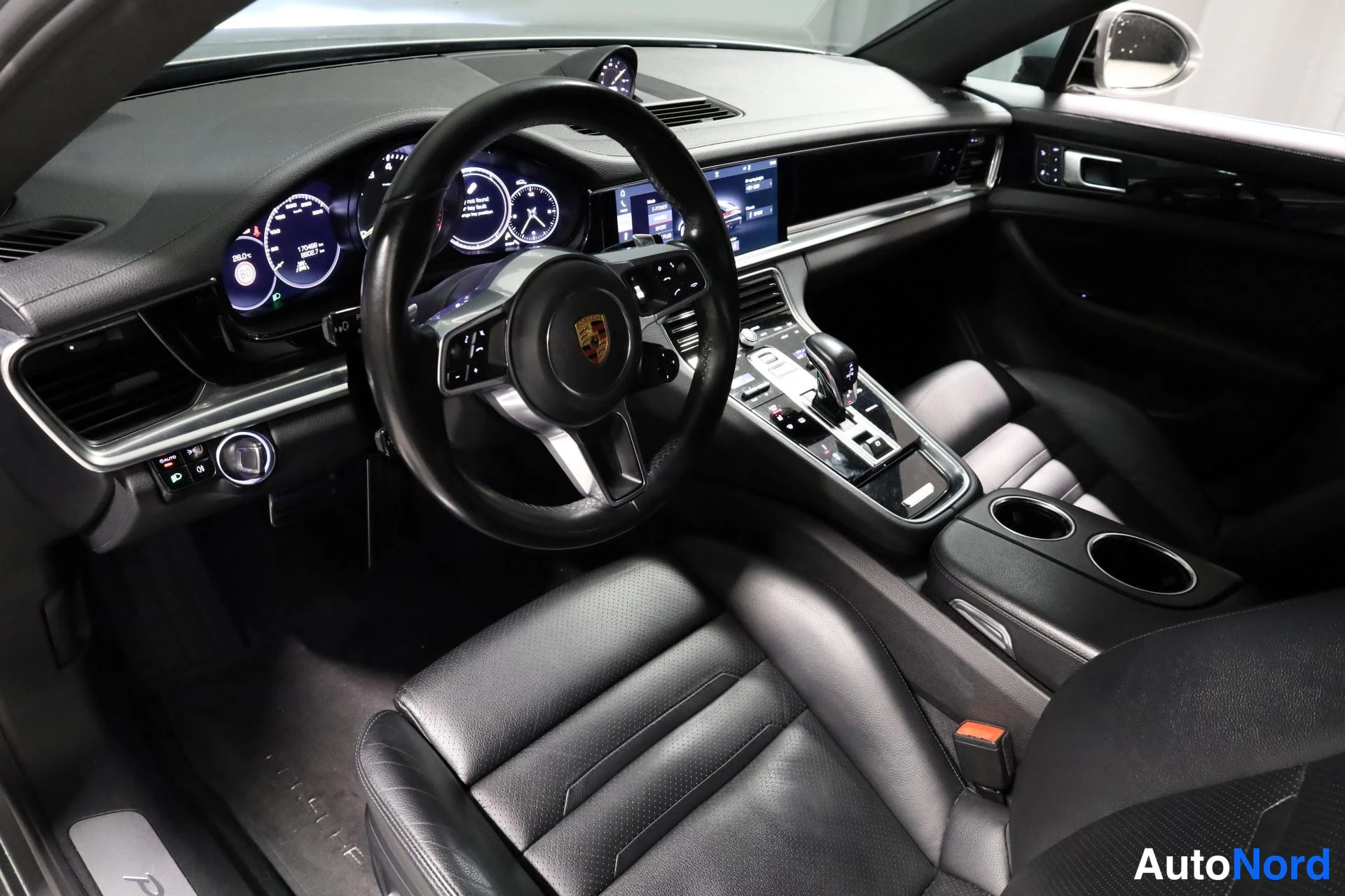 Harmaa Porsche Panamera 2018, ohjaamo, kuva 9