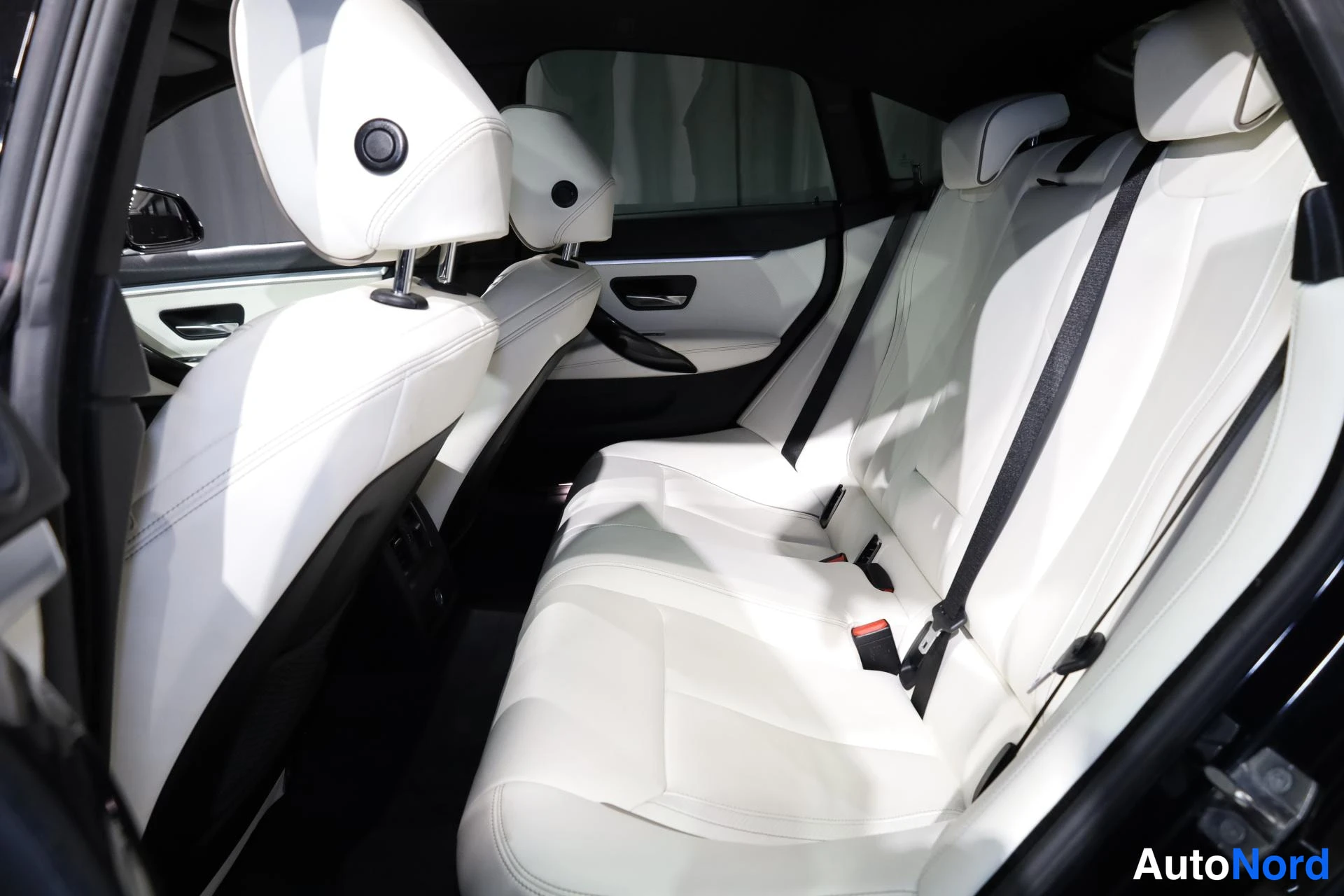 Musta BMW 440i xDrive 2016, takaistuimet, kuva 15