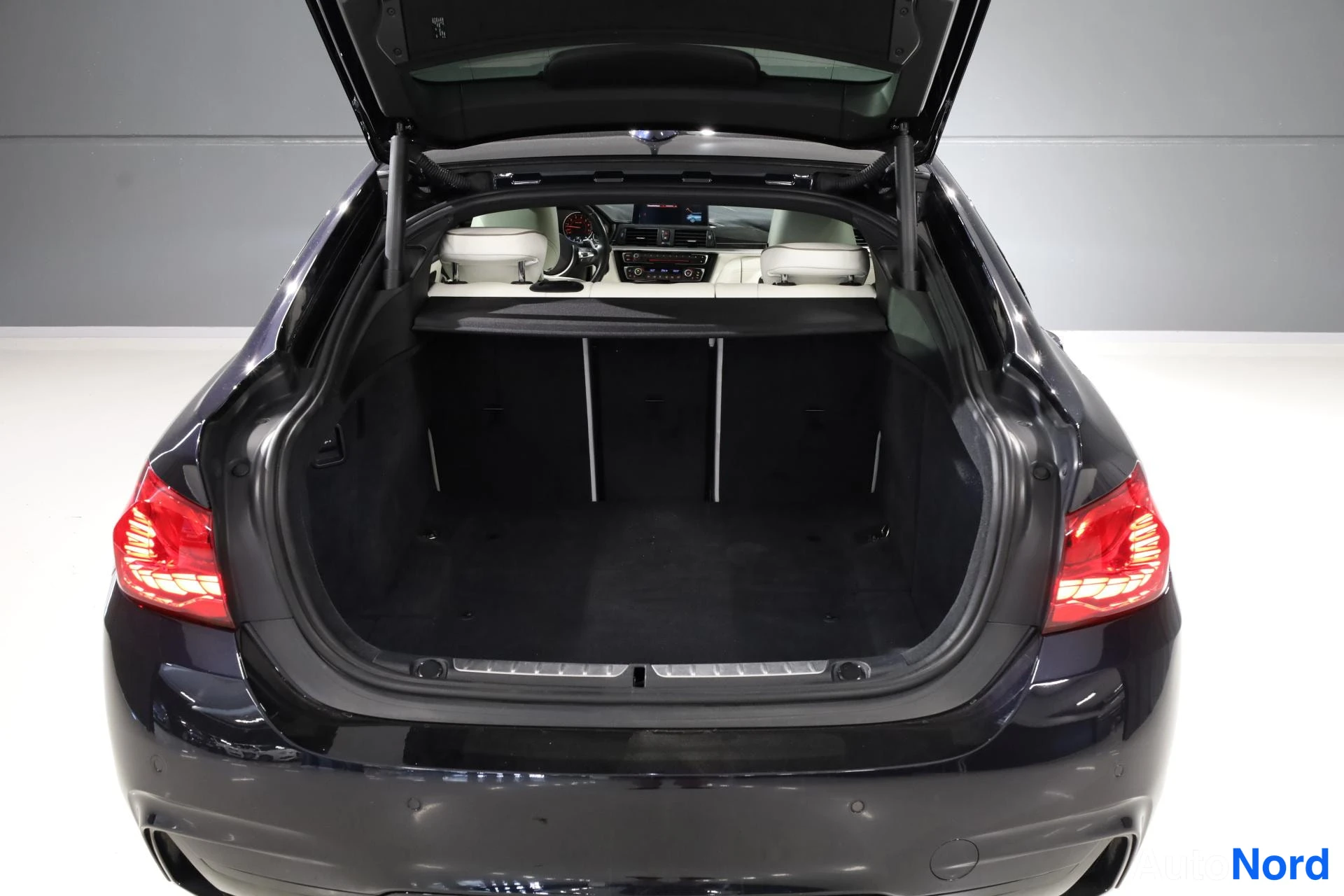 Musta BMW 440i xDrive 2016, tavaratila, kuva 16
