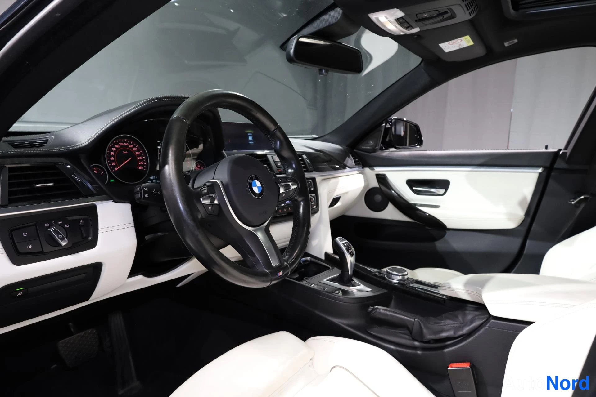 Musta BMW 440i xDrive 2016, ohjaamo, kuva 9