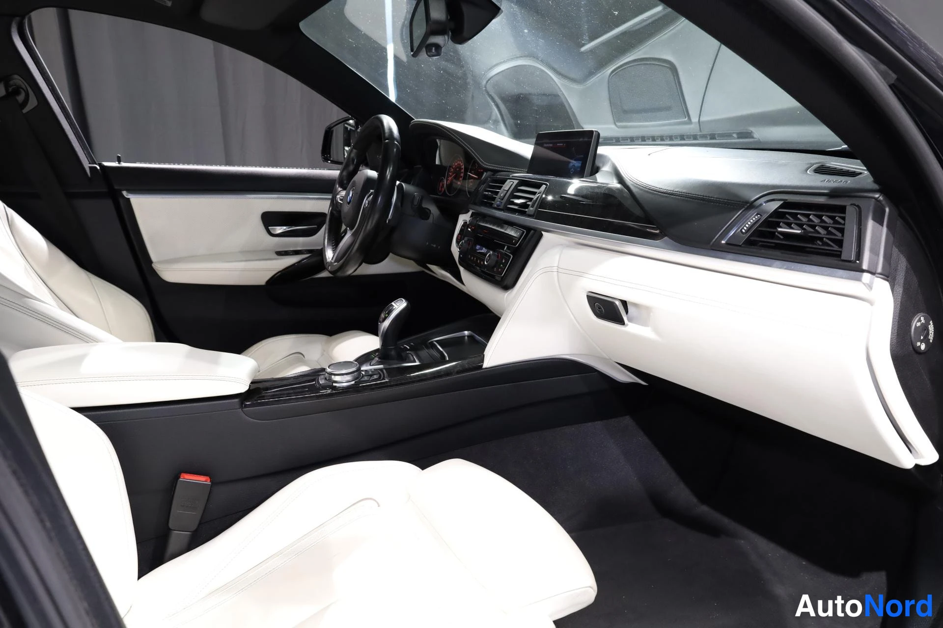 Musta BMW 440i xDrive 2016, ohjaamo, kuva 11