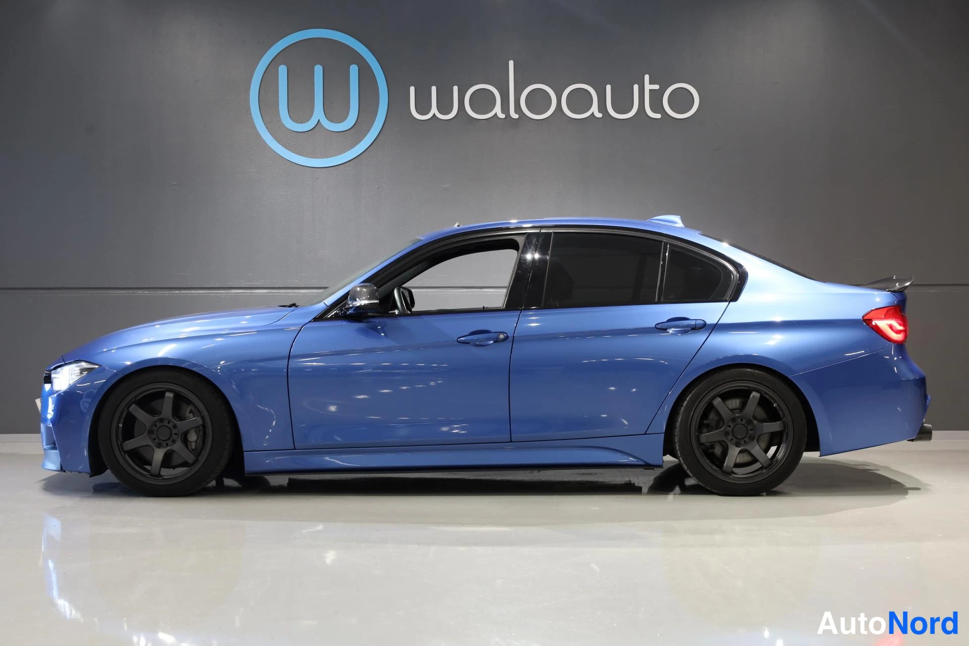 Sininen BMW 340i xDrive 2018, sivulta, kuva 4