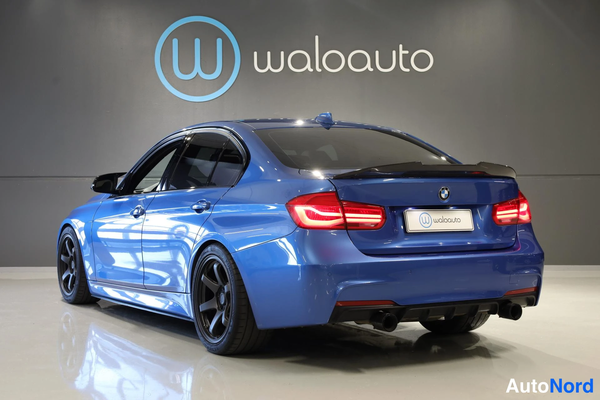 Sininen BMW 340i xDrive 2018, takaviisto, kuva 6