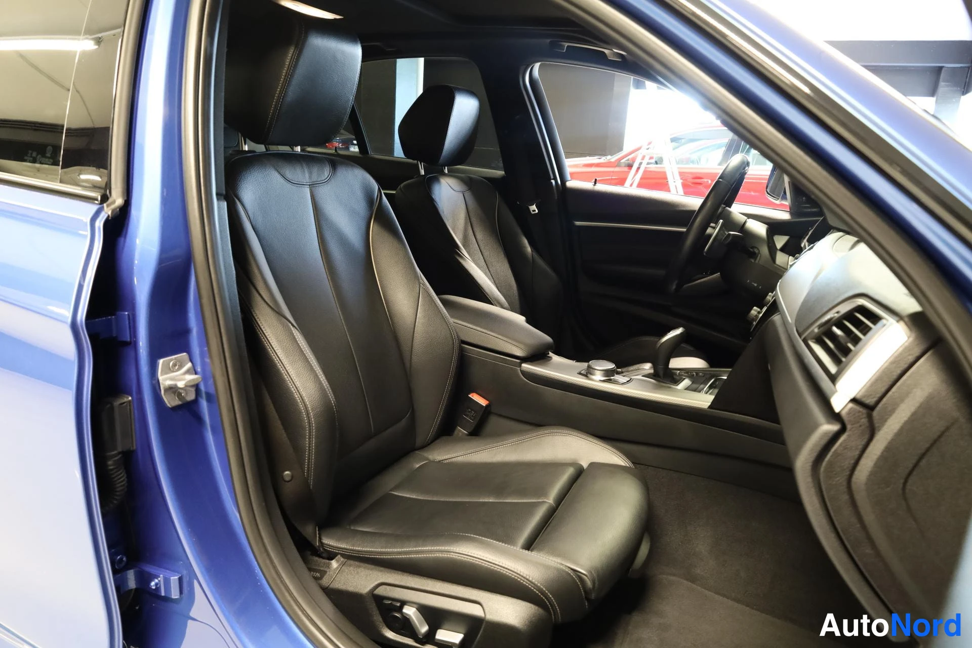 Sininen BMW 340i xDrive 2018, etuistuimet, kuva 13