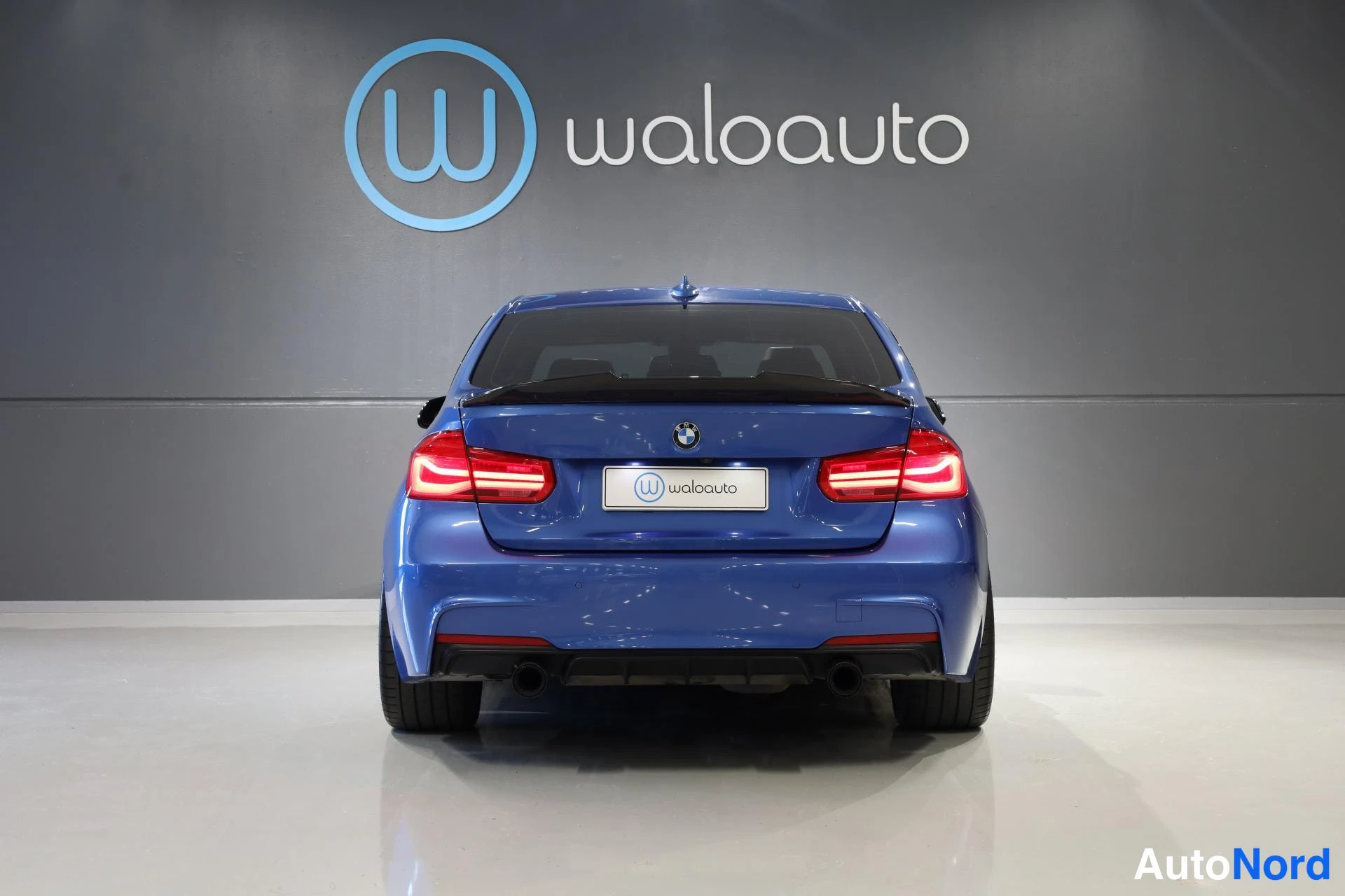 Sininen BMW 340i xDrive 2018, takaa, kuva 8