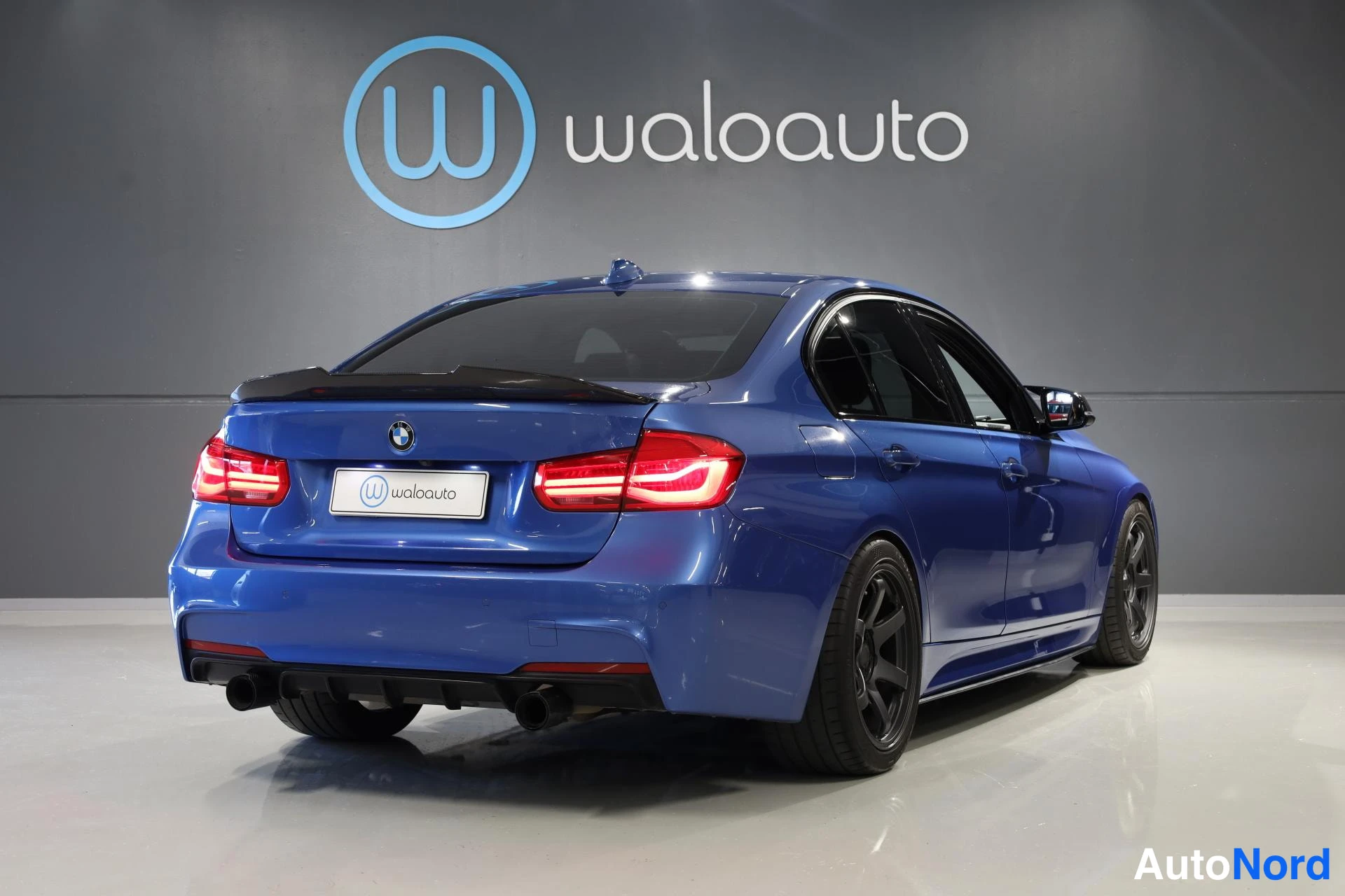 Sininen BMW 340i xDrive 2018, takaviisto, kuva 7