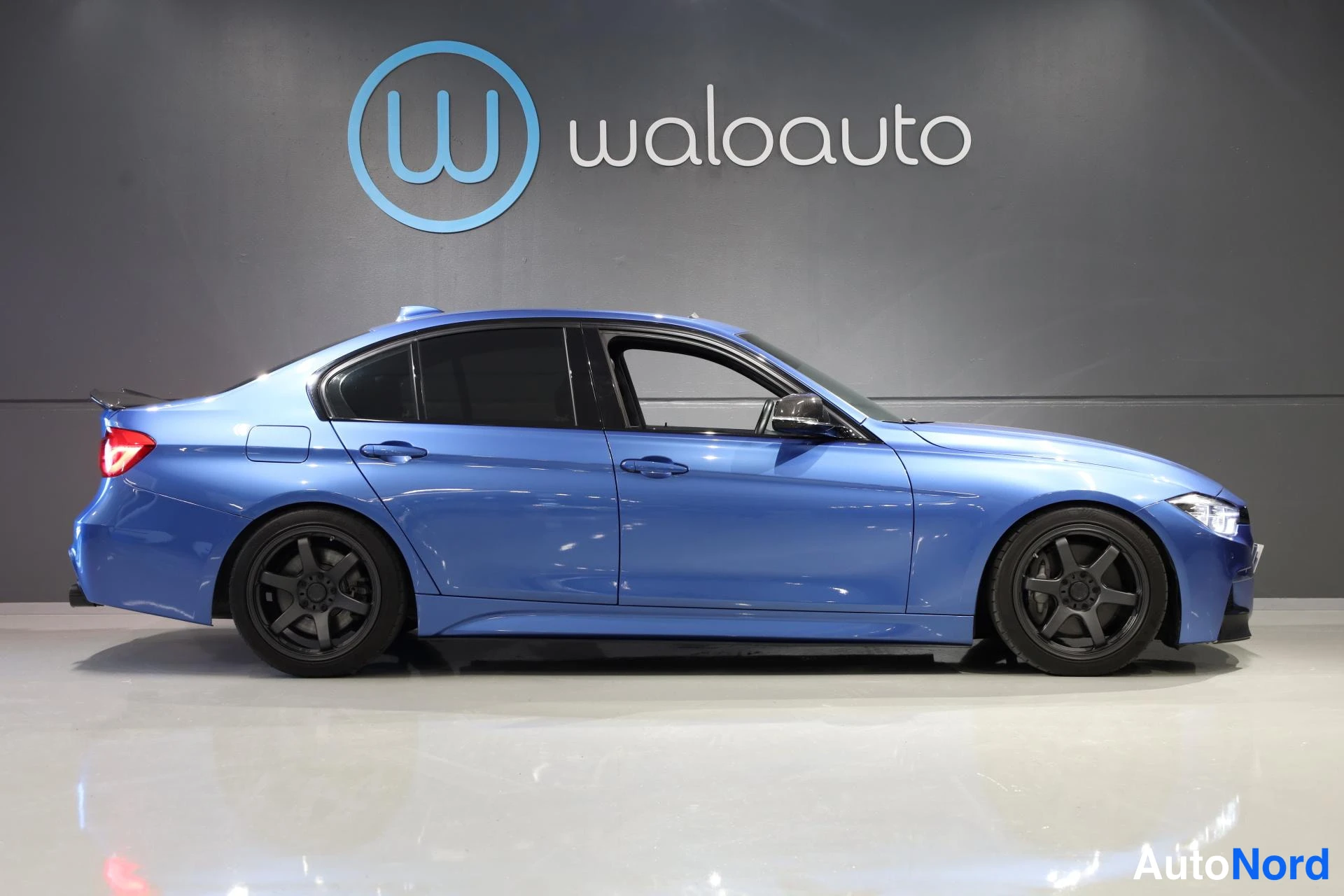 Sininen BMW 340i xDrive 2018, sivulta, kuva 5