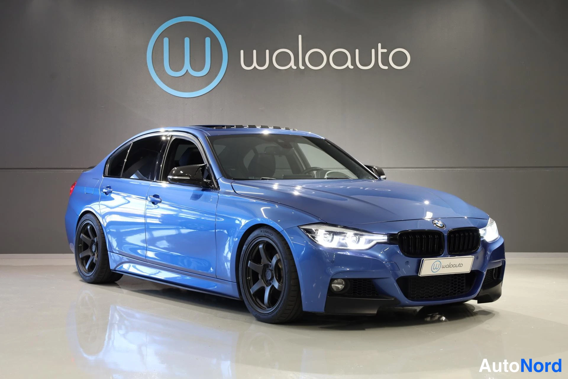Sininen BMW 340i xDrive 2018, etuviisto, keula oikealle, kuva 2