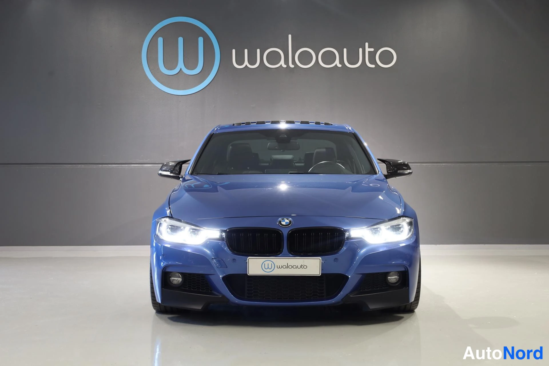 Sininen BMW 340i xDrive 2018, edestä, kuva 3
