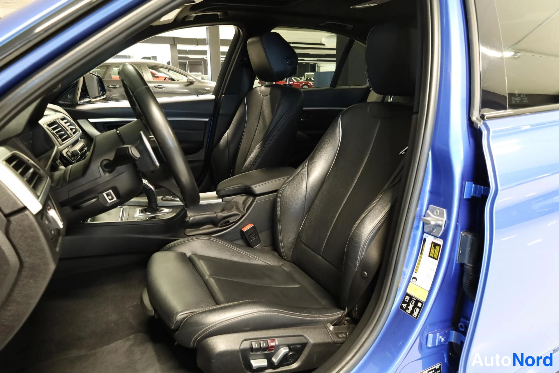 Sininen BMW 340i xDrive 2018, etuistuimet, kuva 12