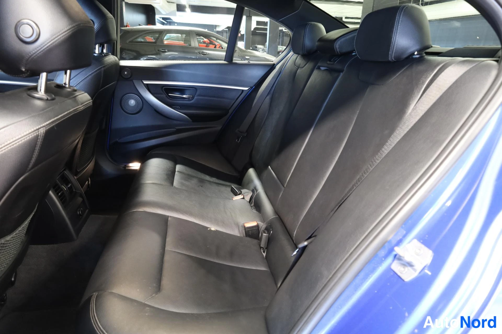 Sininen BMW 340i xDrive 2018, takaistuimet, kuva 14