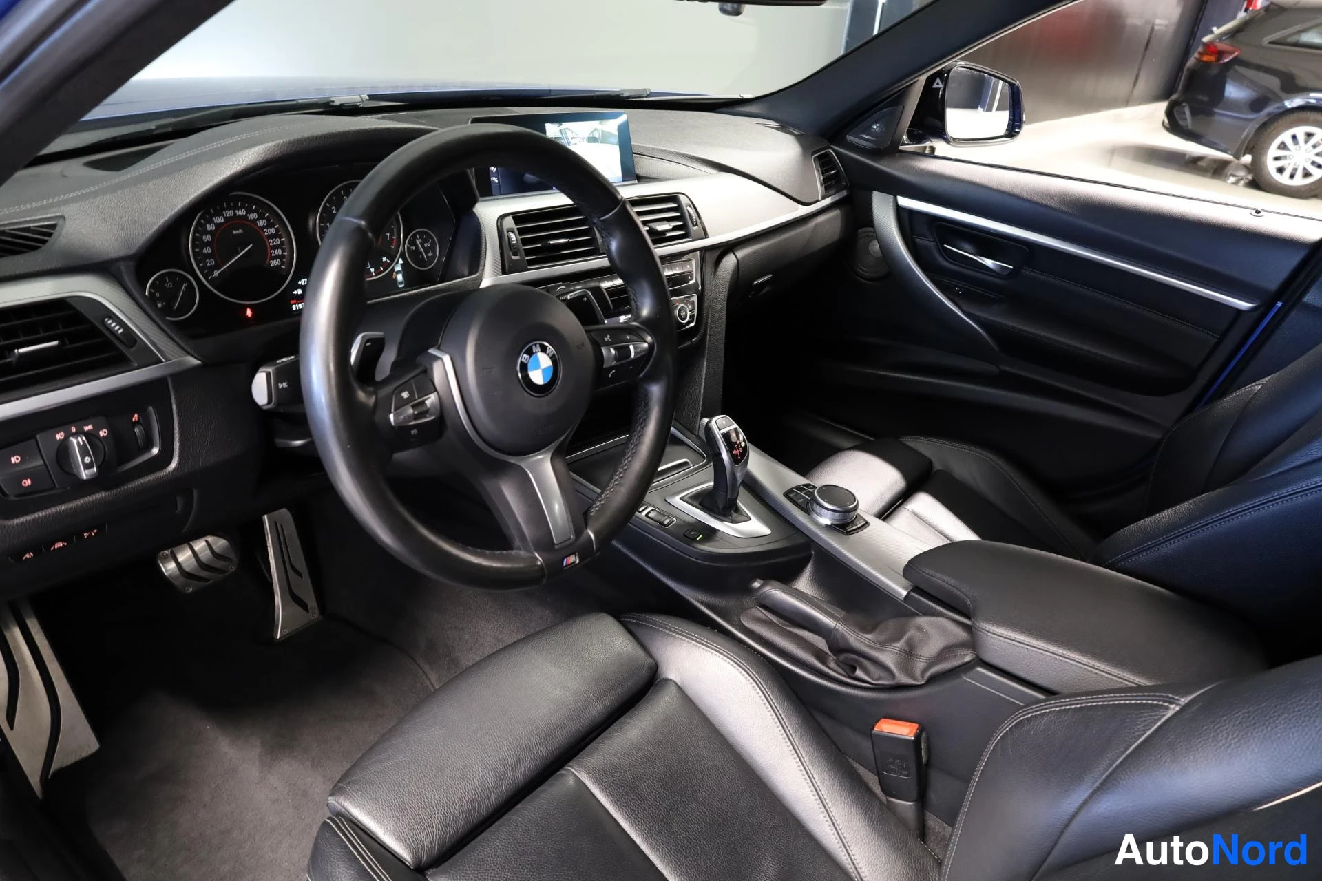 Sininen BMW 340i xDrive 2018, ohjaamo, kuva 9
