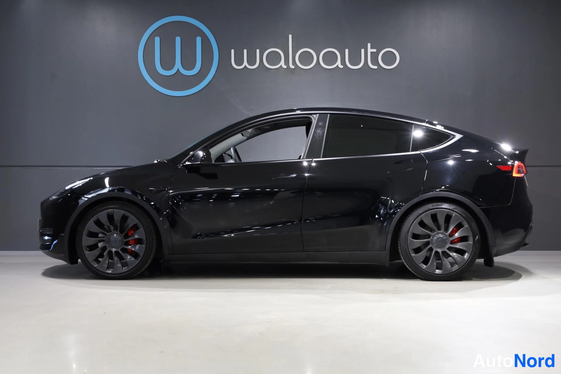 Musta Tesla Model Y 2023, sivulta, kuva 4