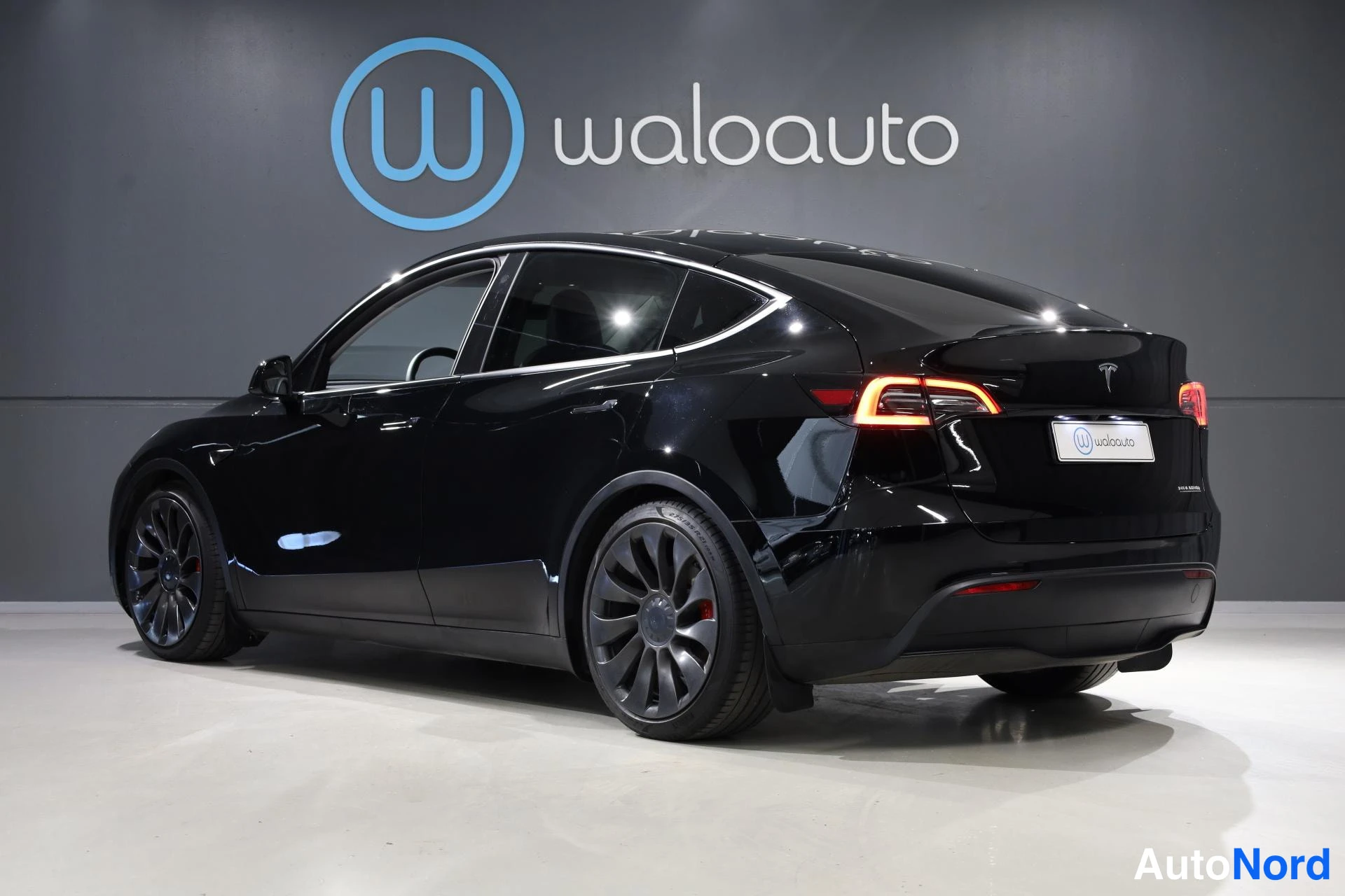 Musta Tesla Model Y 2023, takaviisto, kuva 6