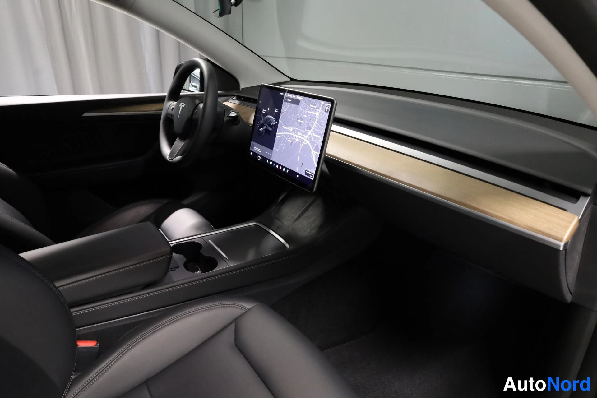 Musta Tesla Model Y 2023, ohjaamo, kuva 11