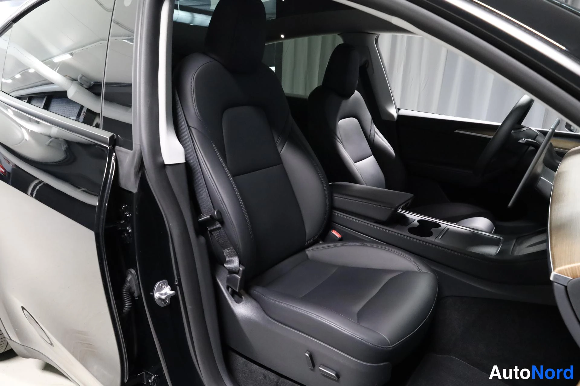 Musta Tesla Model Y 2023, etuistuimet, kuva 12