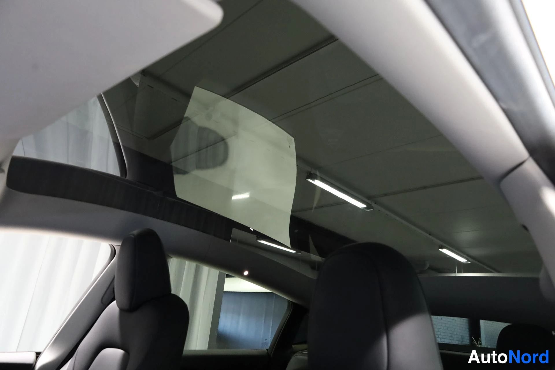 Musta Tesla Model Y 2023, yksityiskohta, kuva 14