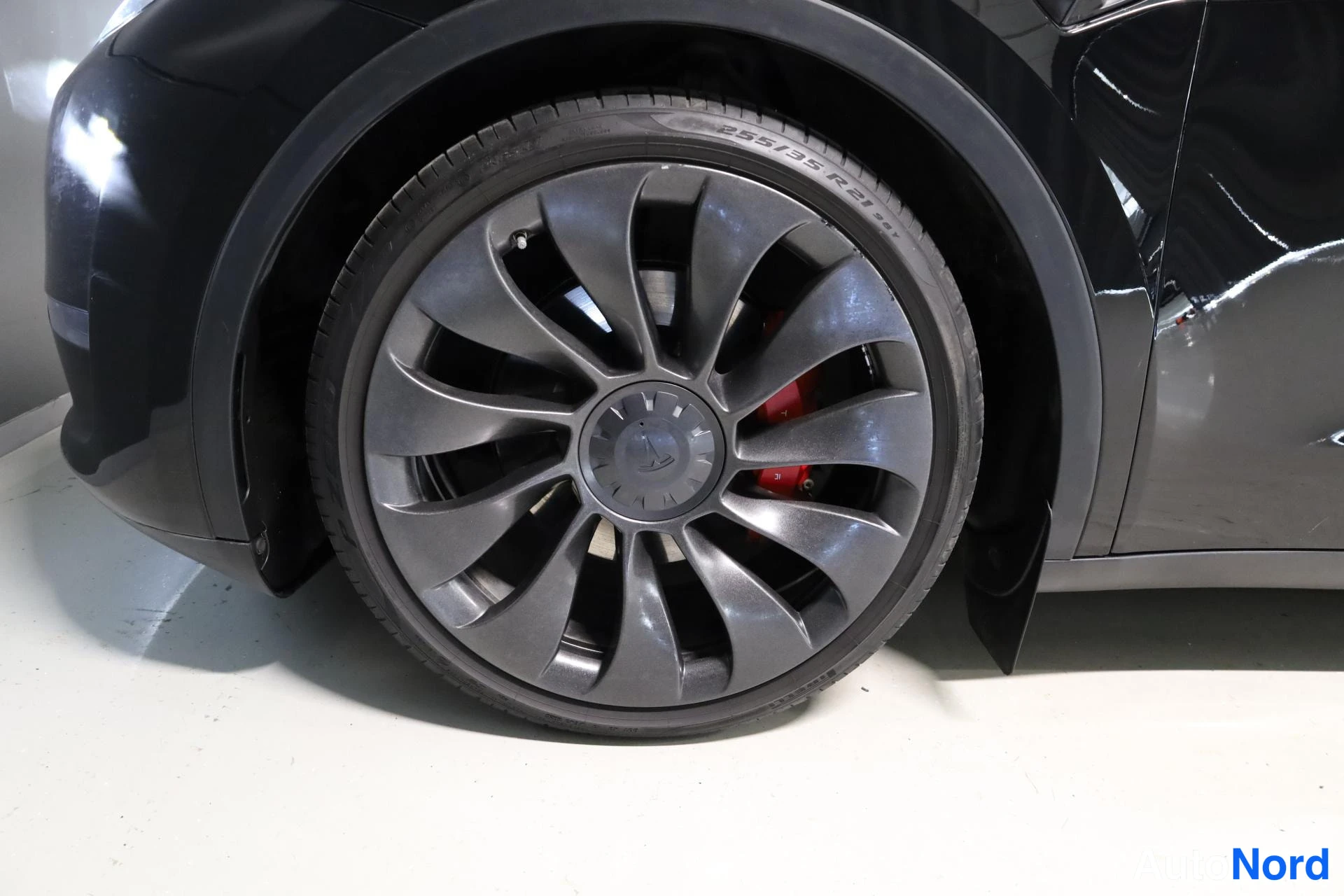 Musta Tesla Model Y 2023, yksityiskohta, kuva 15