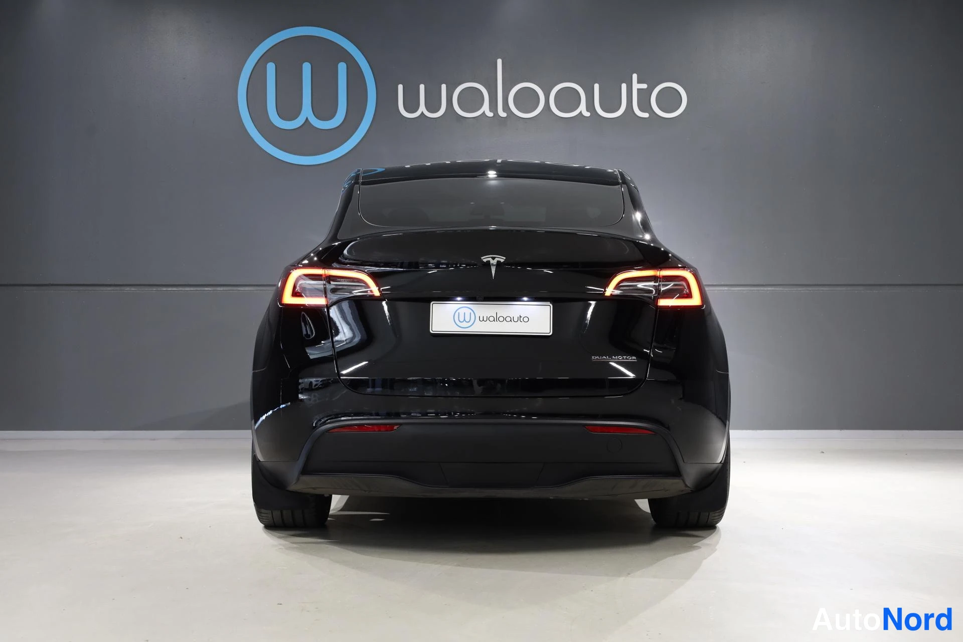 Musta Tesla Model Y 2023, takaa, kuva 8