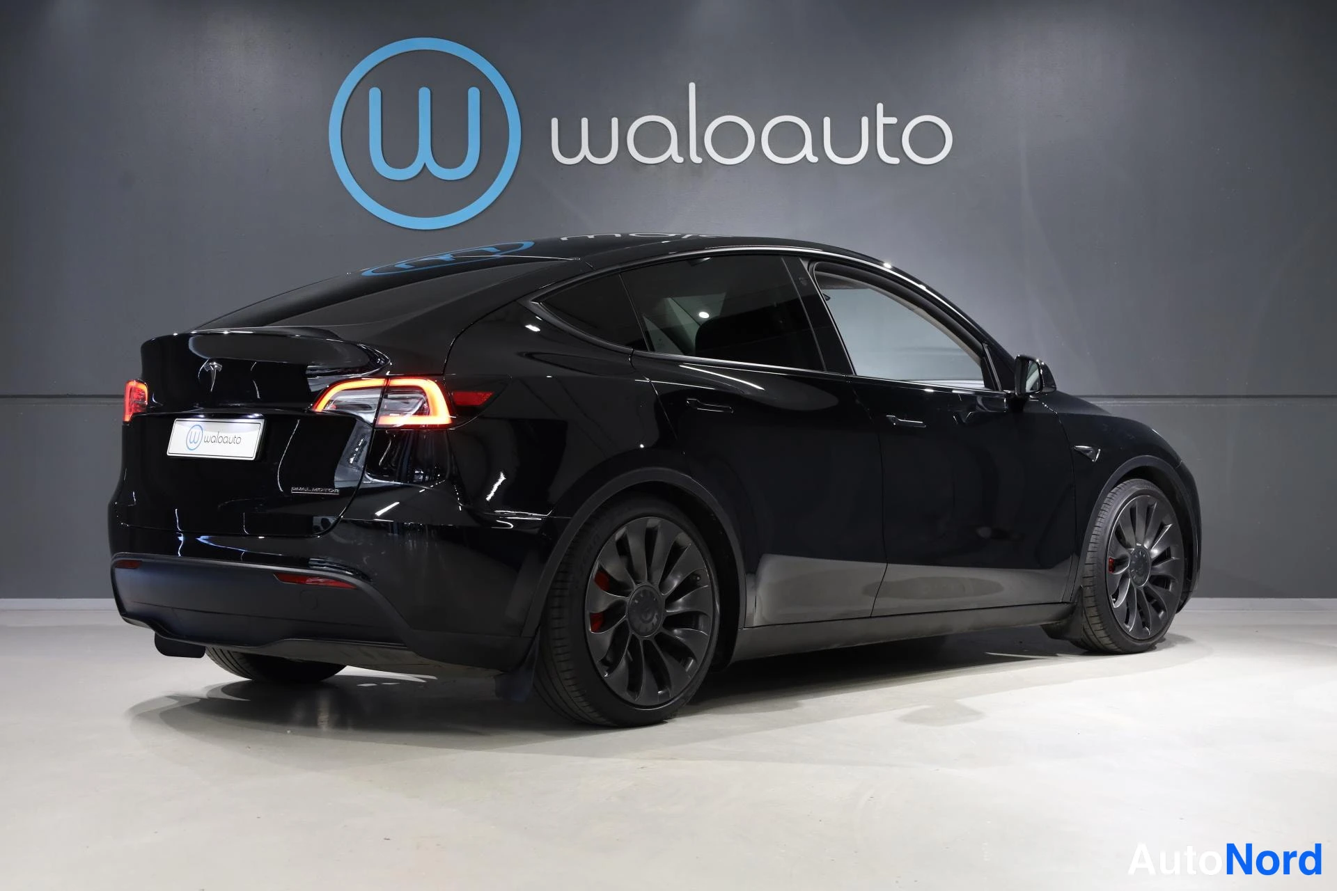 Musta Tesla Model Y 2023, takaviisto, kuva 7