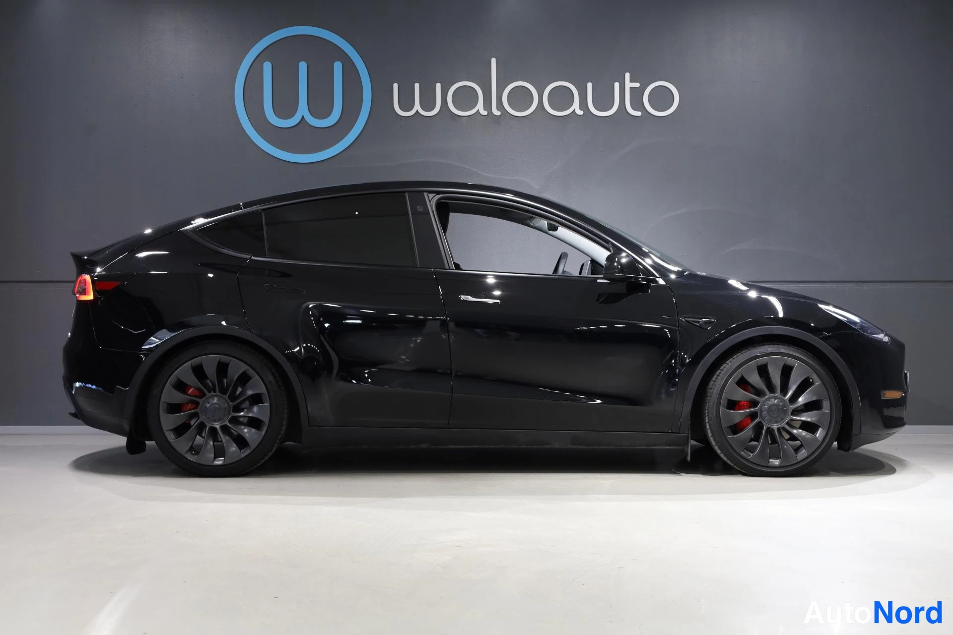 Musta Tesla Model Y 2023, sivulta, kuva 5