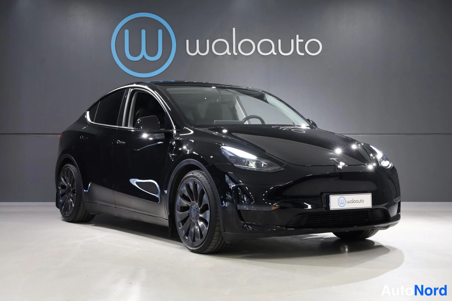 Musta Tesla Model Y 2023, etuviisto, keula oikealle, kuva 2