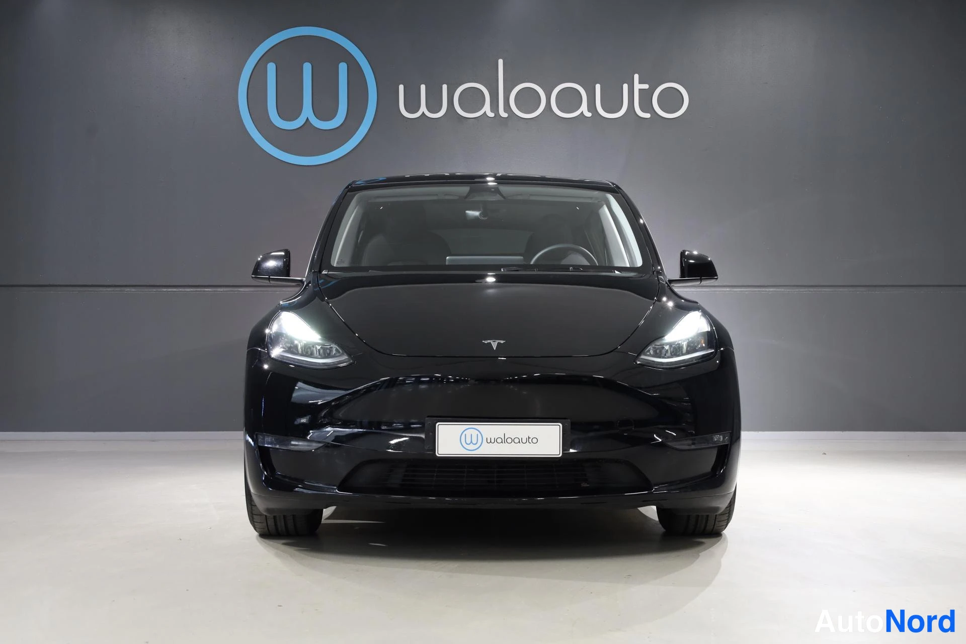 Musta Tesla Model Y 2023, edestä, kuva 3