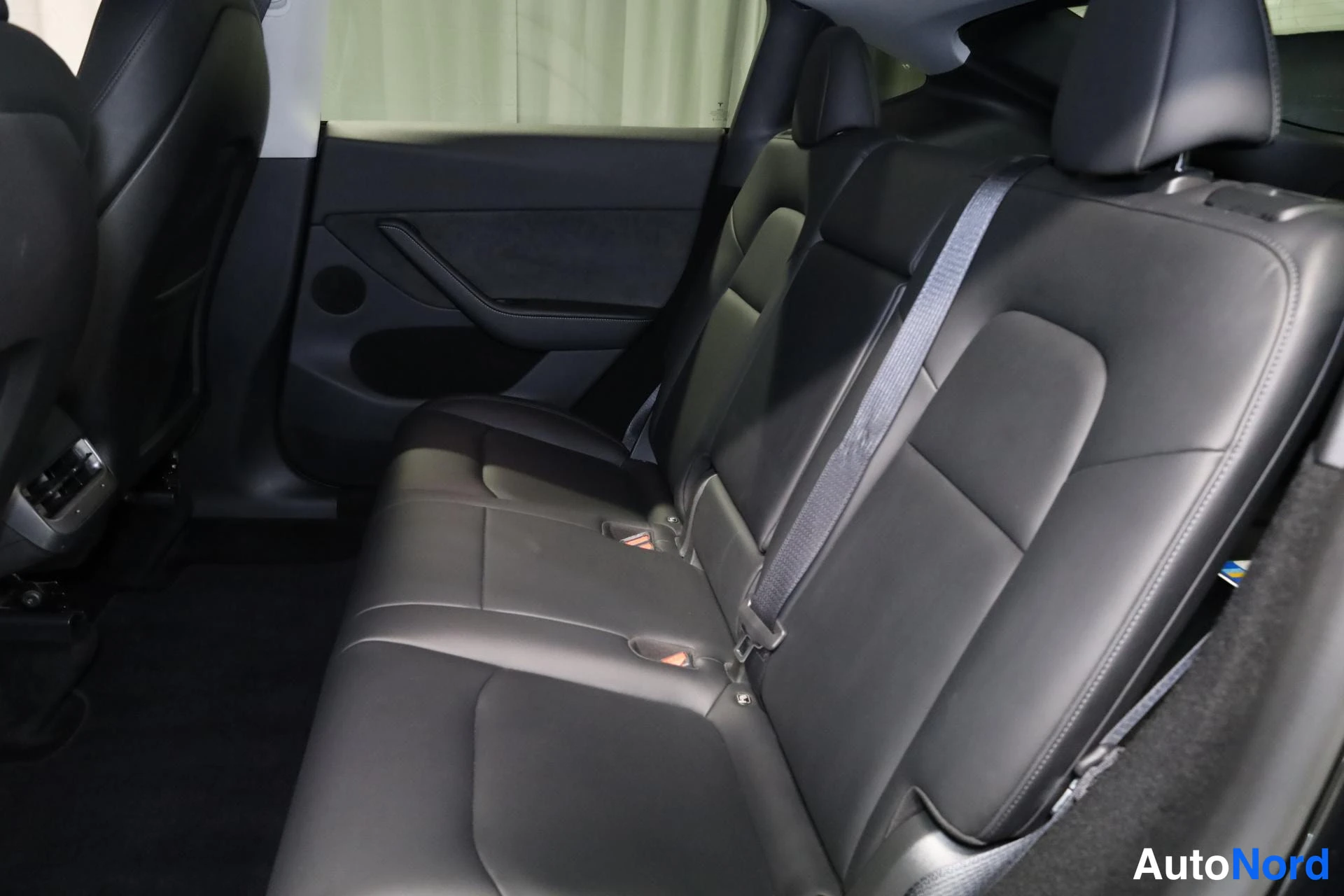 Musta Tesla Model Y 2023, takaistuimet, kuva 13