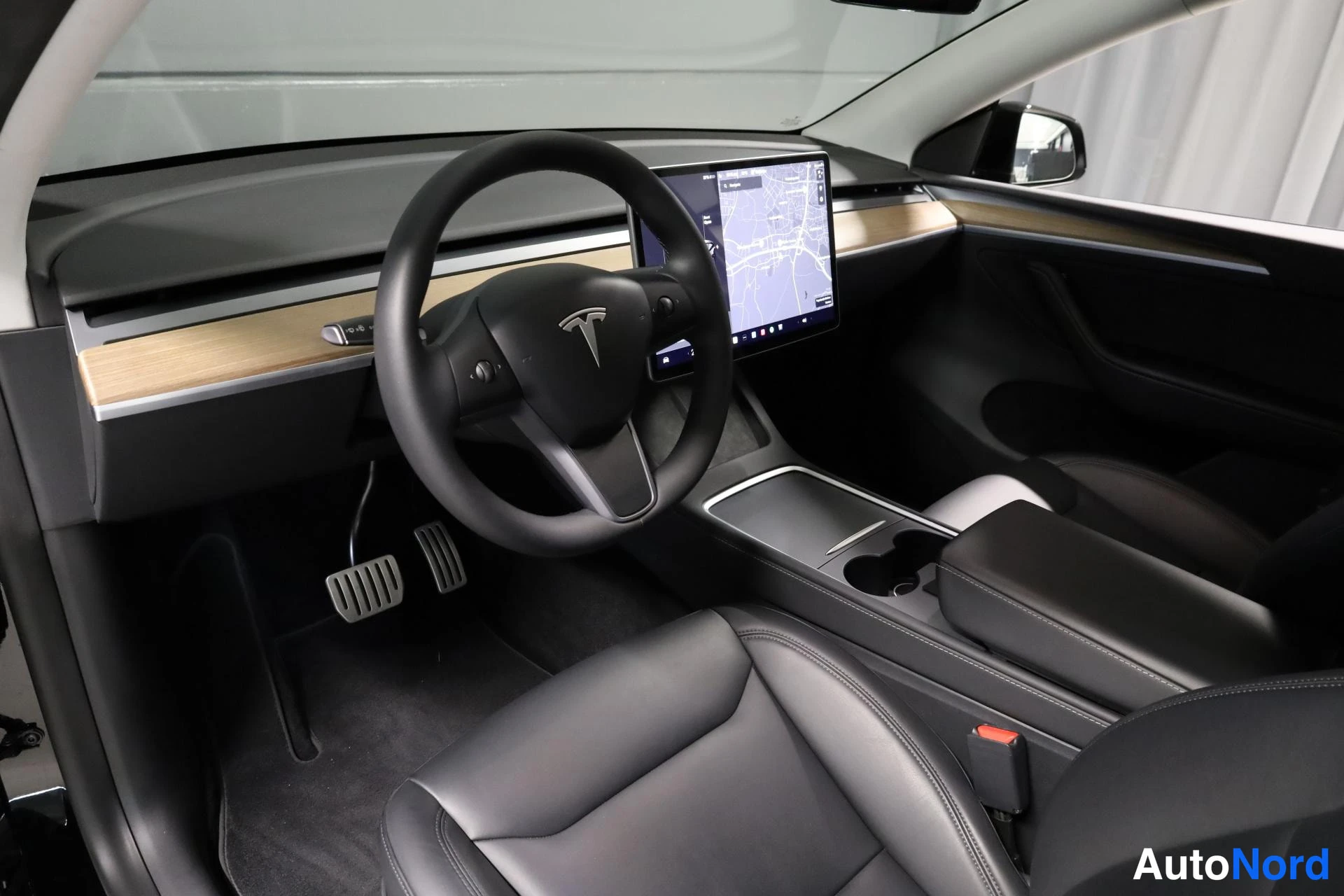 Musta Tesla Model Y 2023, ohjaamo, kuva 9