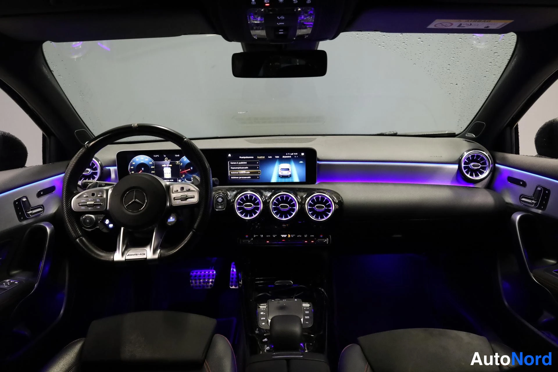 Musta Mercedes-Benz A 35 AMG 2020, ohjaamo, kuva 12