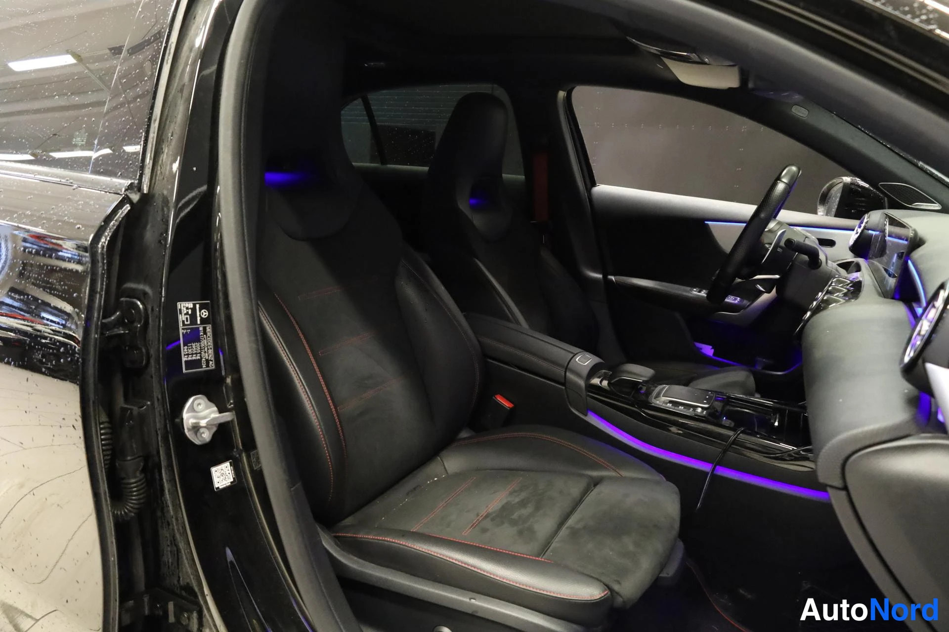 Musta Mercedes-Benz A 35 AMG 2020, etuistuimet, kuva 15