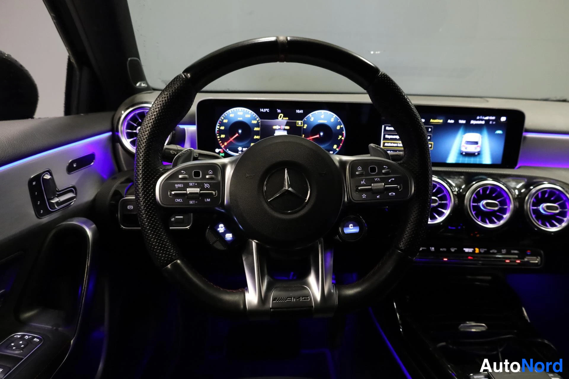 Musta Mercedes-Benz A 35 AMG 2020, ohjaamo, kuva 10