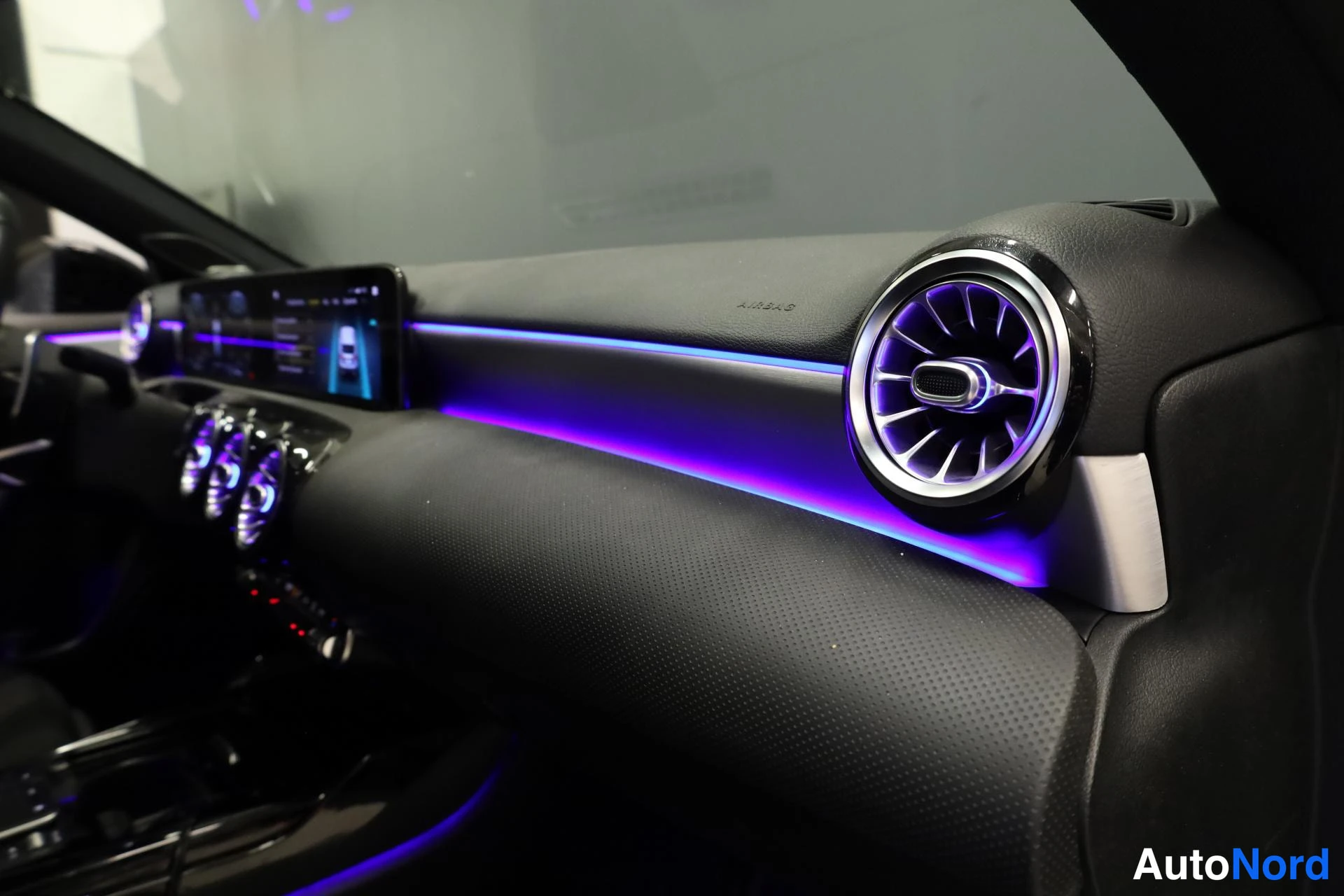 Musta Mercedes-Benz A 35 AMG 2020, ohjaamo, kuva 11