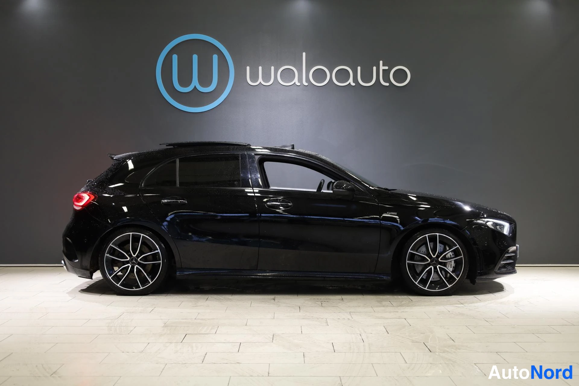 Musta Mercedes-Benz A 35 AMG 2020, etuviisto, keula oikealle, kuva 3