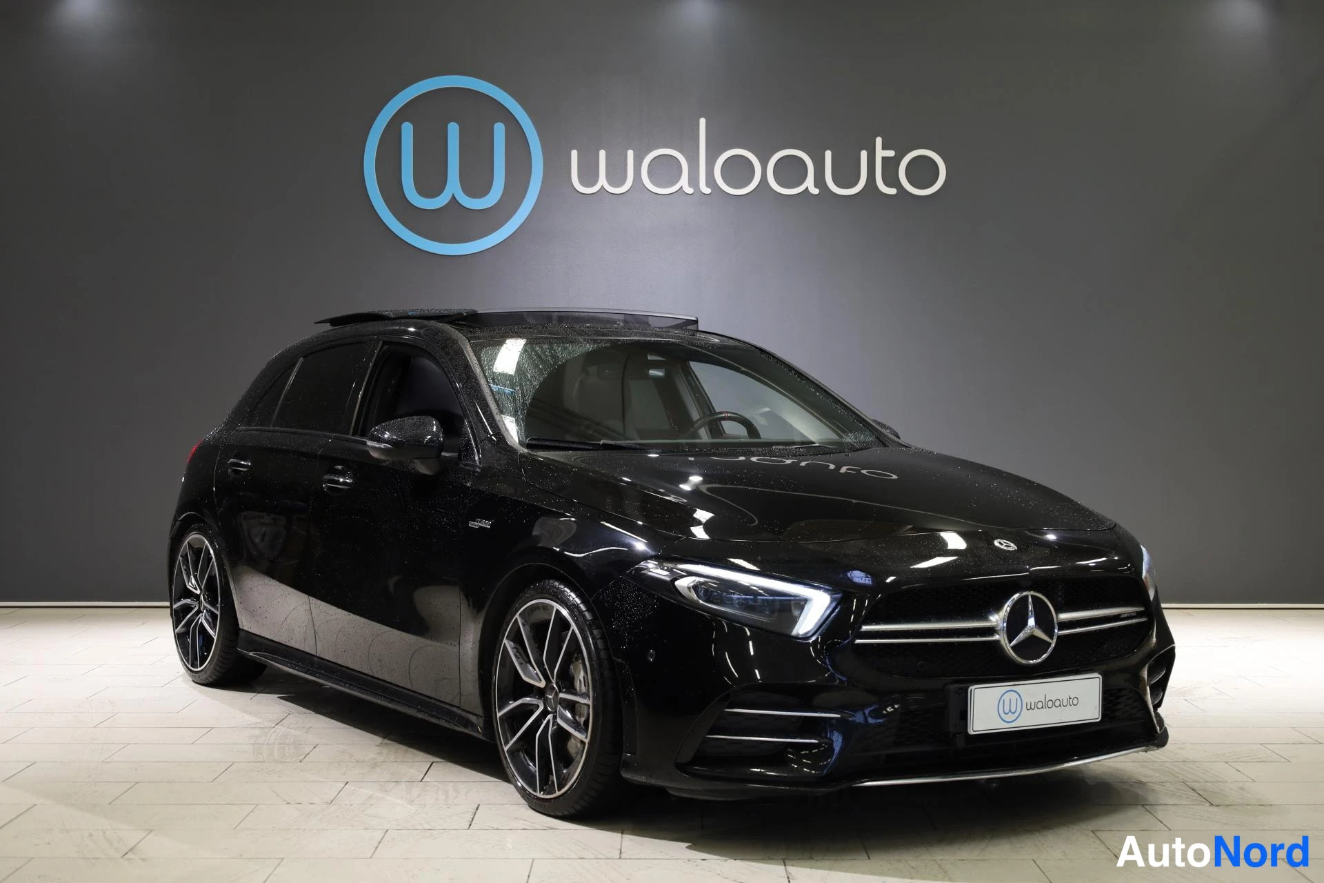 Musta Mercedes-Benz A 35 AMG 2020, etuviisto, keula oikealle, kuva 4