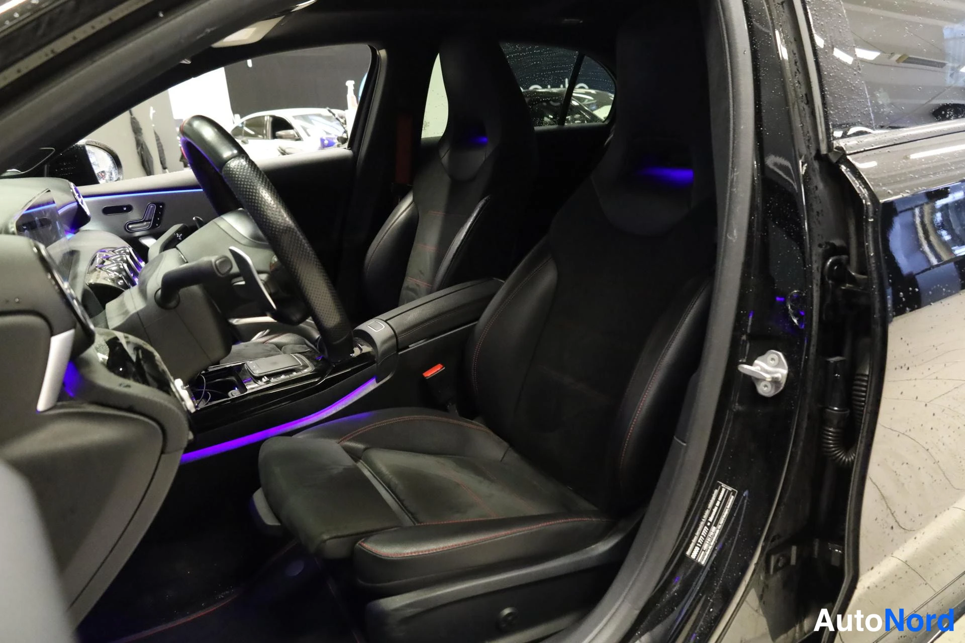 Musta Mercedes-Benz A 35 AMG 2020, etuistuimet, kuva 14