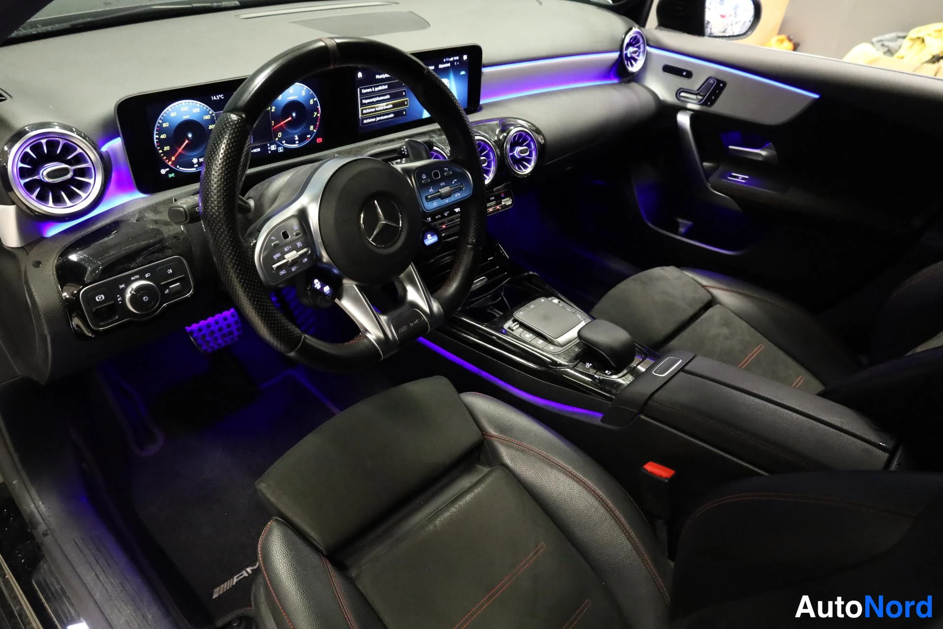 Musta Mercedes-Benz A 35 AMG 2020, ohjaamo, kuva 9