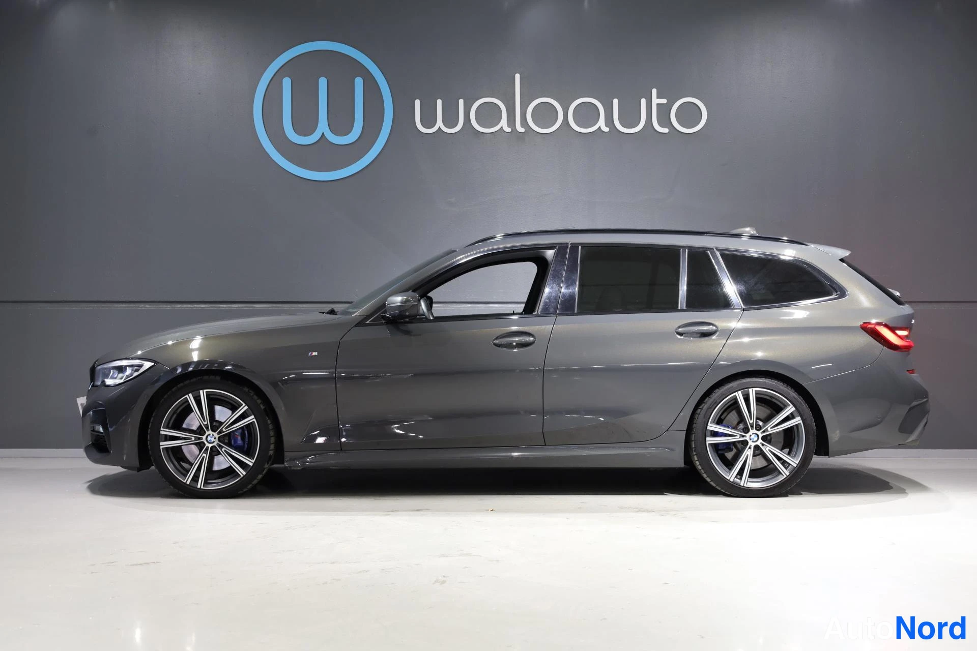 Harmaa BMW 330d xDrive 2020, sivulta, kuva 5
