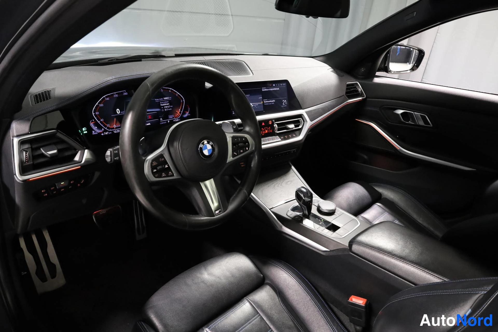Harmaa BMW 330d xDrive 2020, ohjaamo, kuva 9