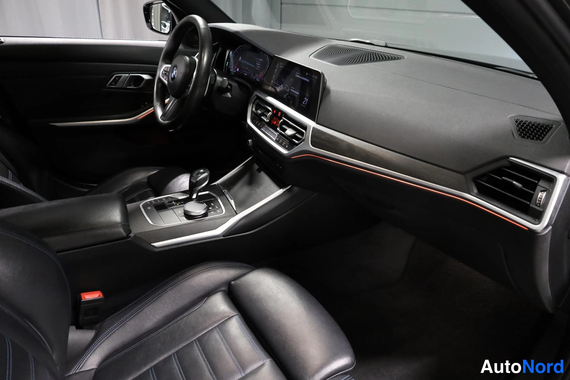 Harmaa BMW 330d xDrive 2020, ohjaamo, kuva 16