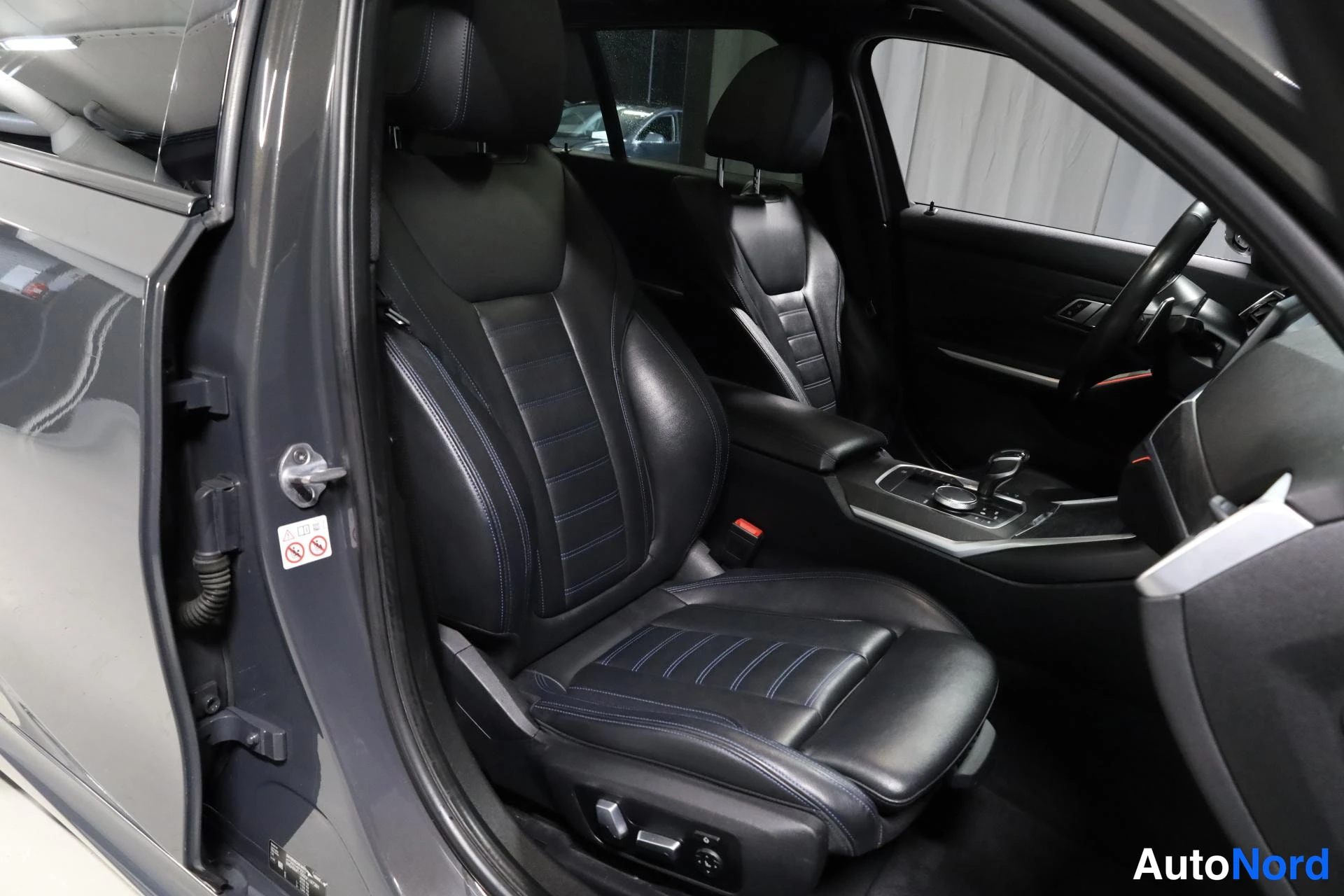 Harmaa BMW 330d xDrive 2020, etuistuimet, kuva 18