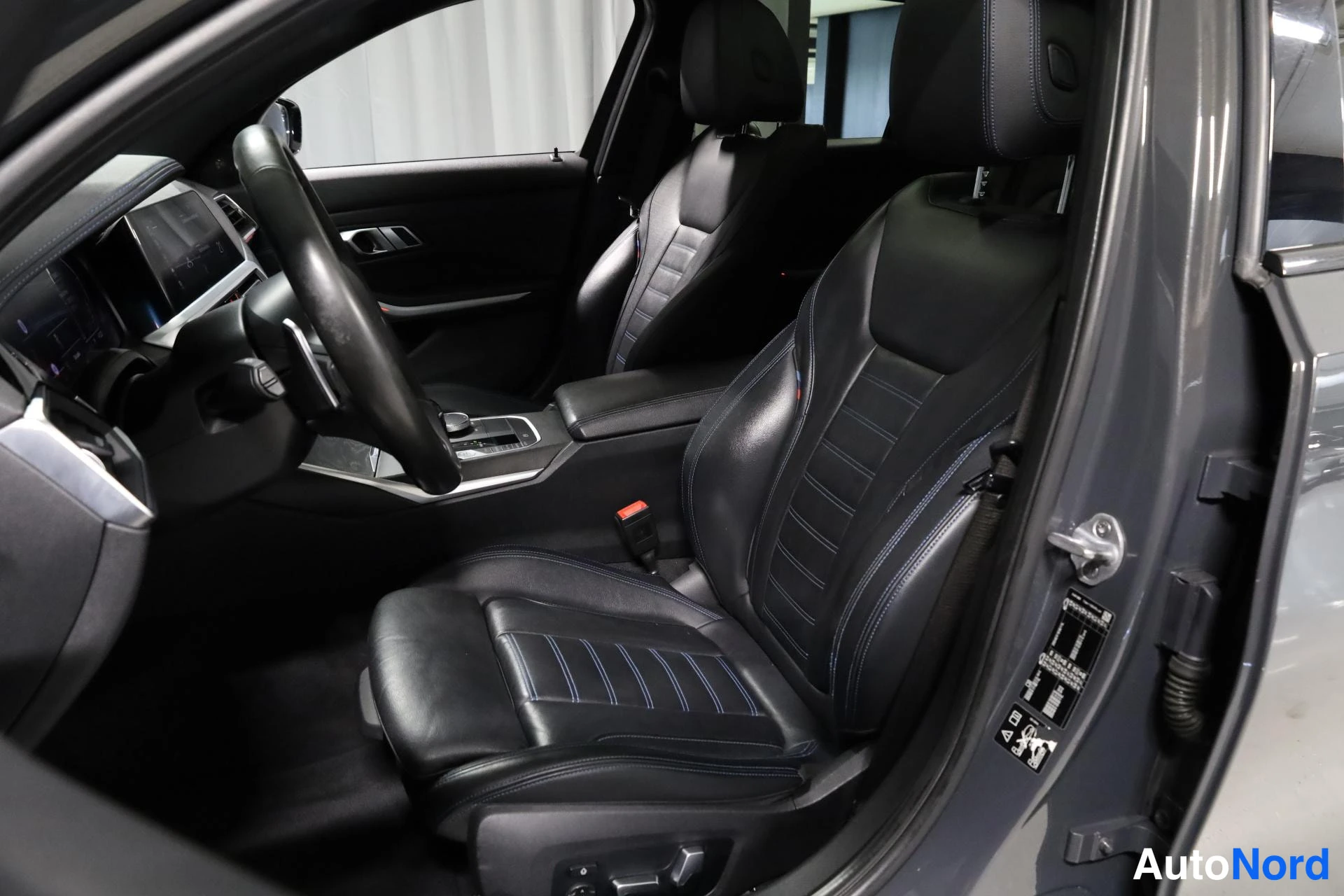 Harmaa BMW 330d xDrive 2020, etuistuimet, kuva 17