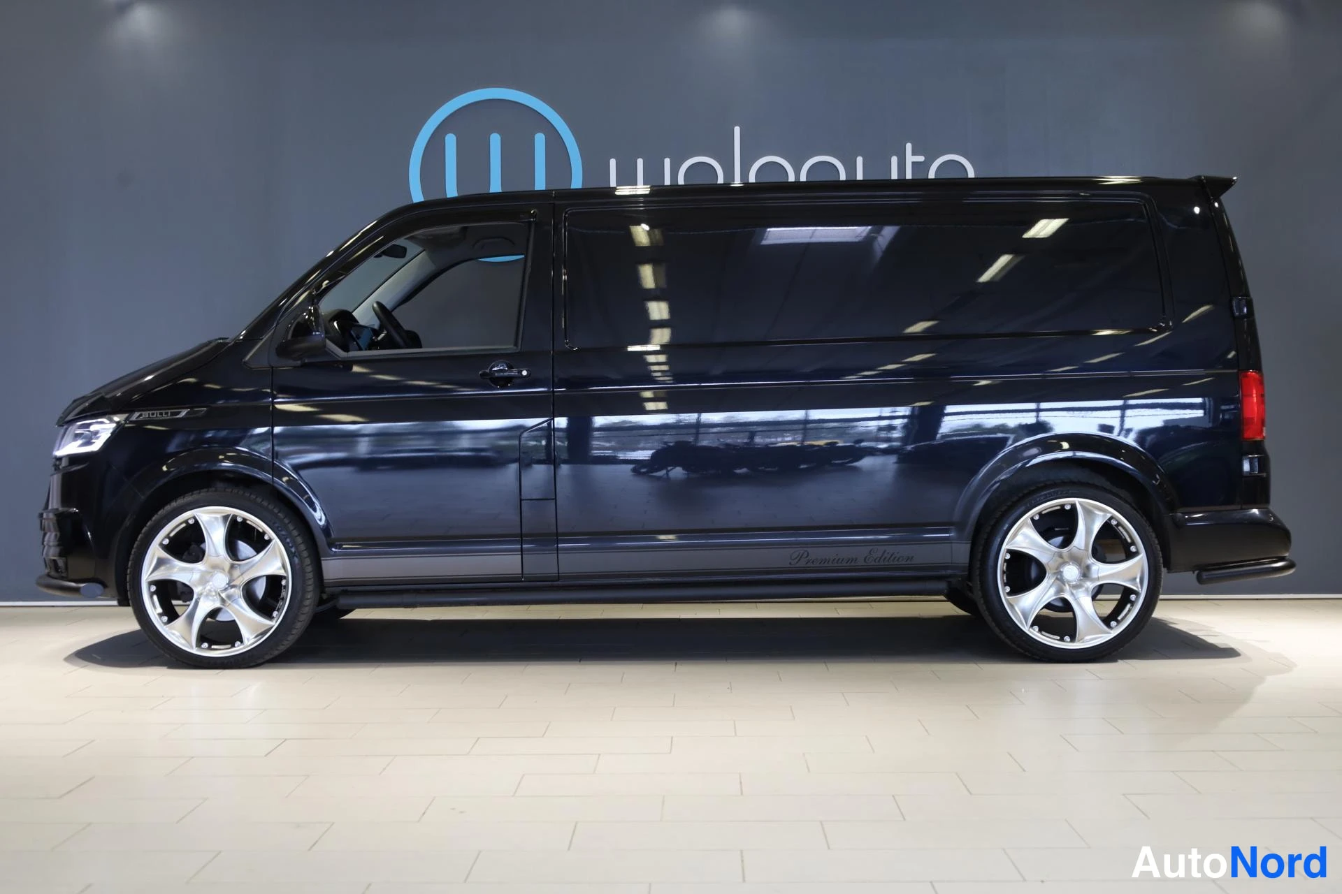 Musta Volkswagen Transporter 2021, sivulta, kuva 4