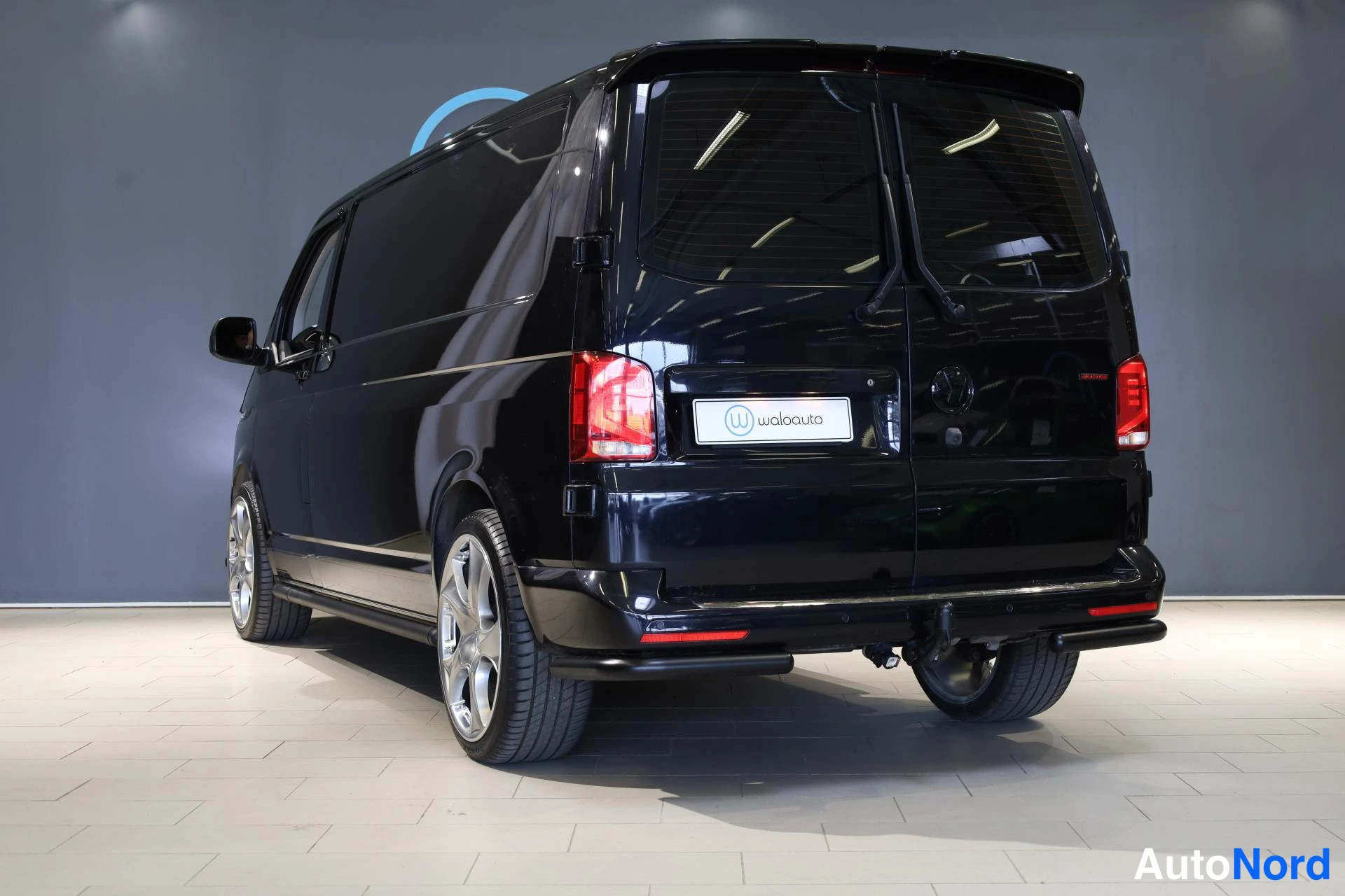 Musta Volkswagen Transporter 2021, takaviisto, kuva 6
