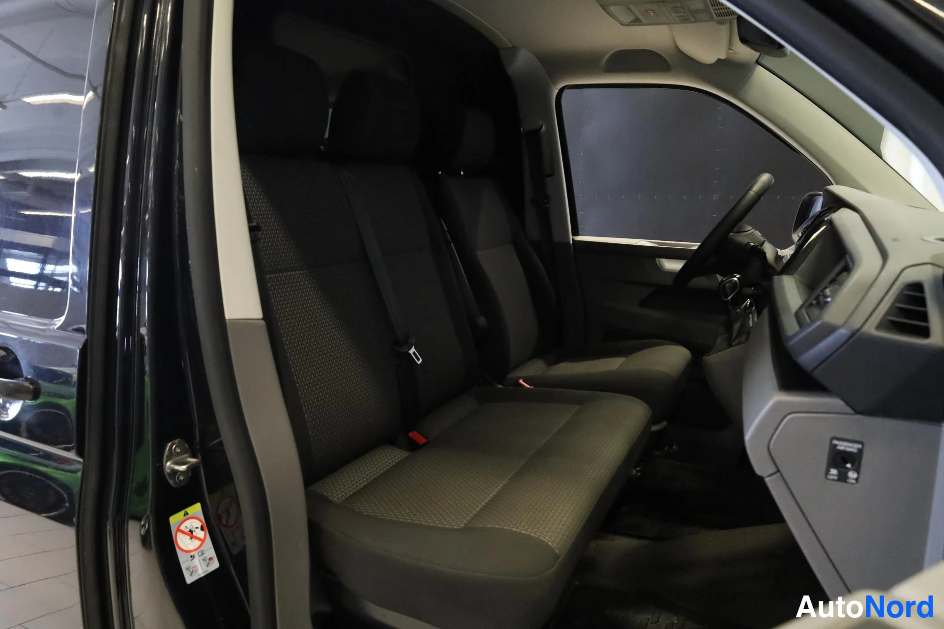 Musta Volkswagen Transporter 2021, etuistuimet, kuva 11