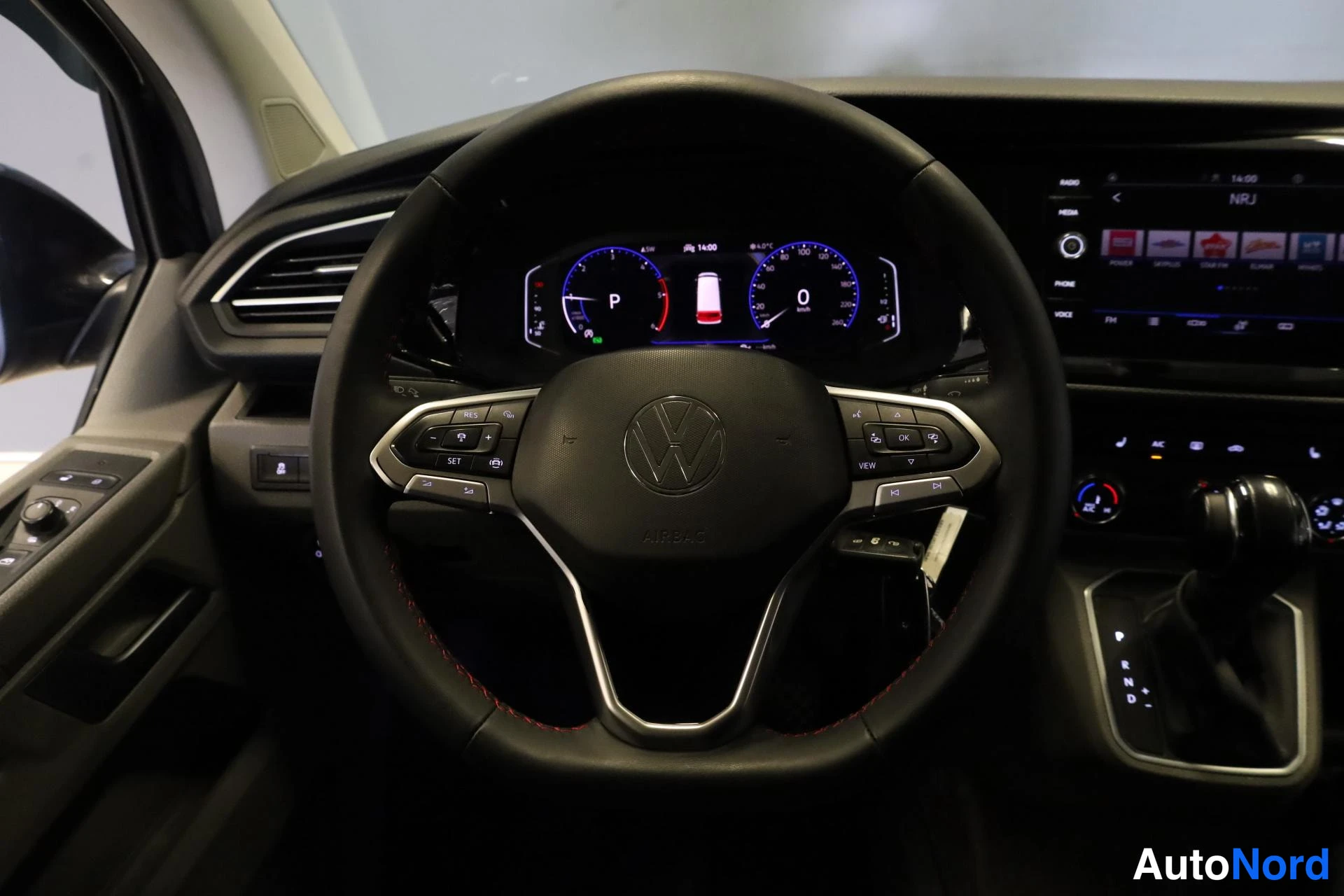 Musta Volkswagen Transporter 2021, yksityiskohta, kuva 15